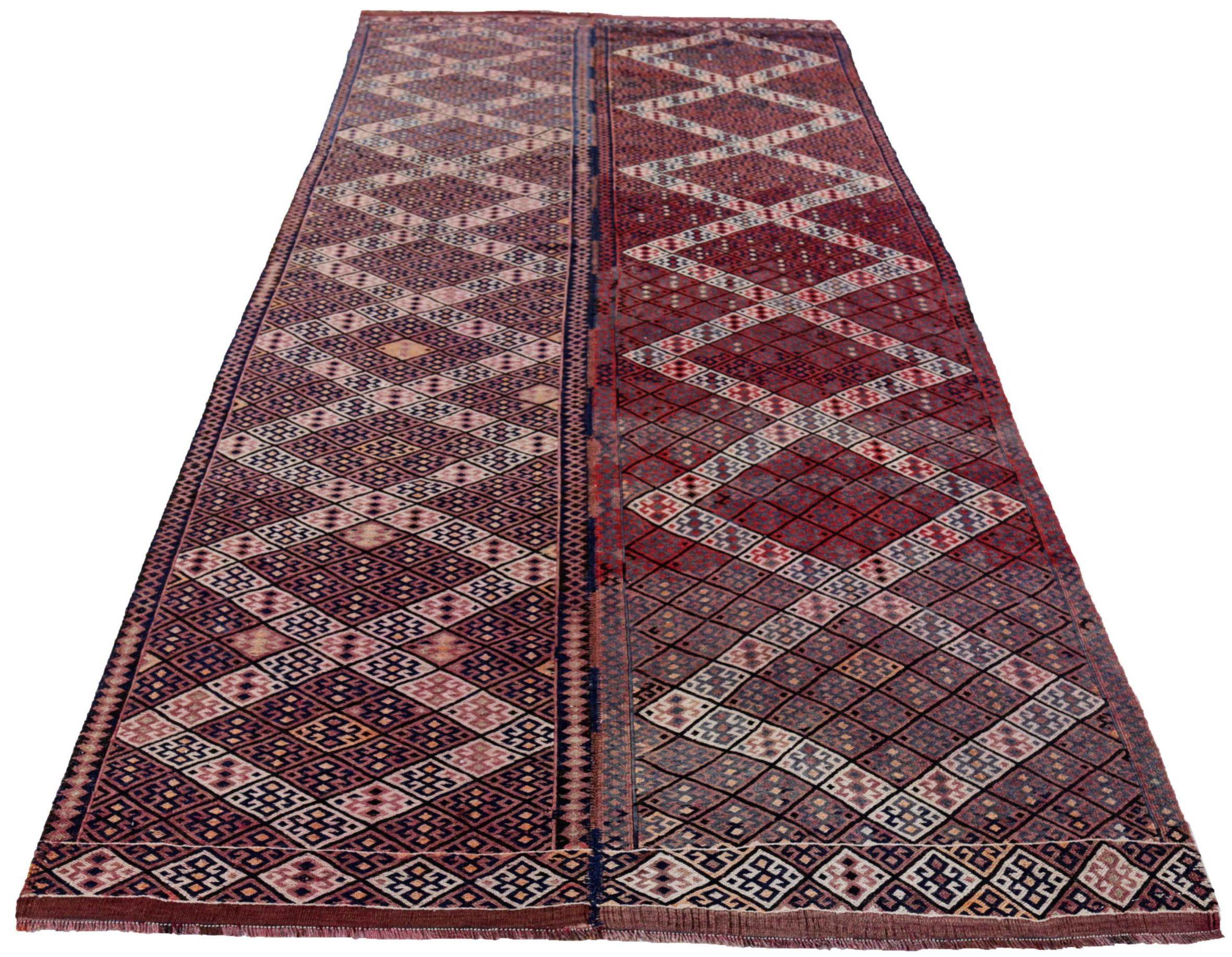 Découvrez l'élégance des Rug & Kilim persans présentant des tapis de zone de Circa 1910. Conçu avec de la laine et de l'ivoire bleu marine, ce design exclusif est parfait pour mettre en valeur votre espace.