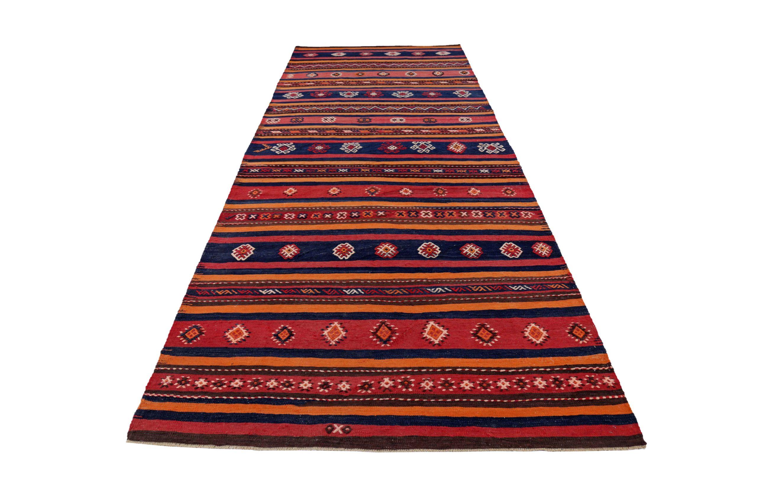 Entdecken Sie die Eleganz der persischen Kilim mit Teppichen um 1910. Dieses exklusive Design aus Wolle und Navy BluePinkRed ist perfekt, um Ihren Raum zu verschönern.