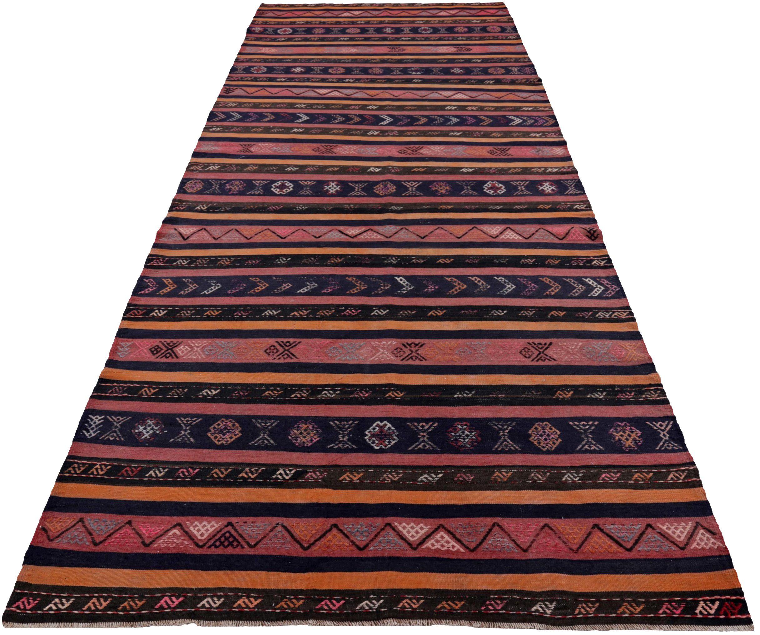 Découvrez l'élégance des Rug & Kilim persans présentant des tapis de zone de Circa 1910. Conçu avec de la laine et du bleu marine-rose-jaune, ce design exclusif est parfait pour mettre en valeur votre espace.