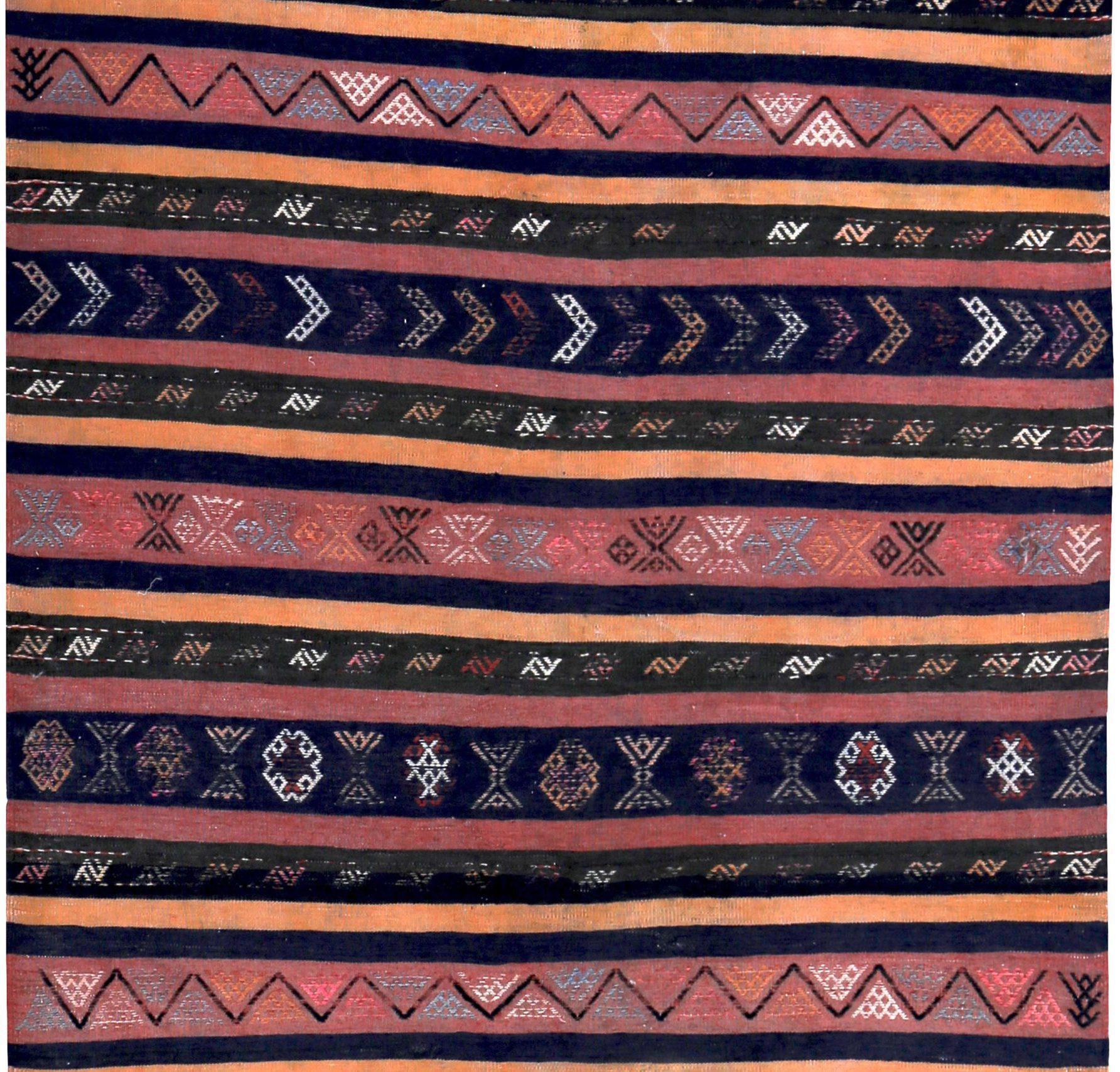 Asiatique Rug & Kilim Kilim Persan Circa 1910 - Laine Bleu marine Rose Jaune Design - 89427 en vente