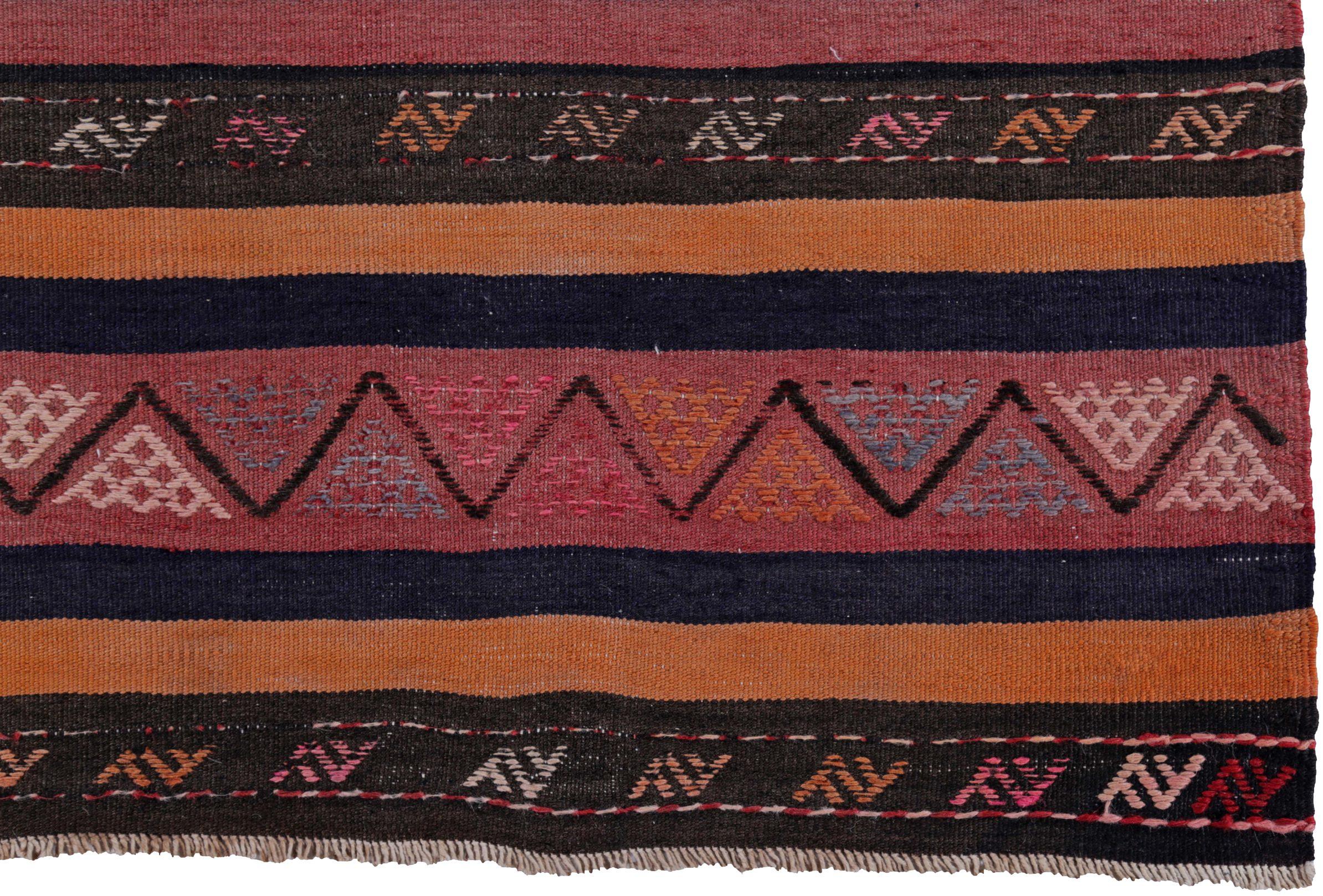 Rug & Kilim Kilim Persan Circa 1910 - Laine Bleu marine Rose Jaune Design - 89427 Excellent état - En vente à Dallas, TX