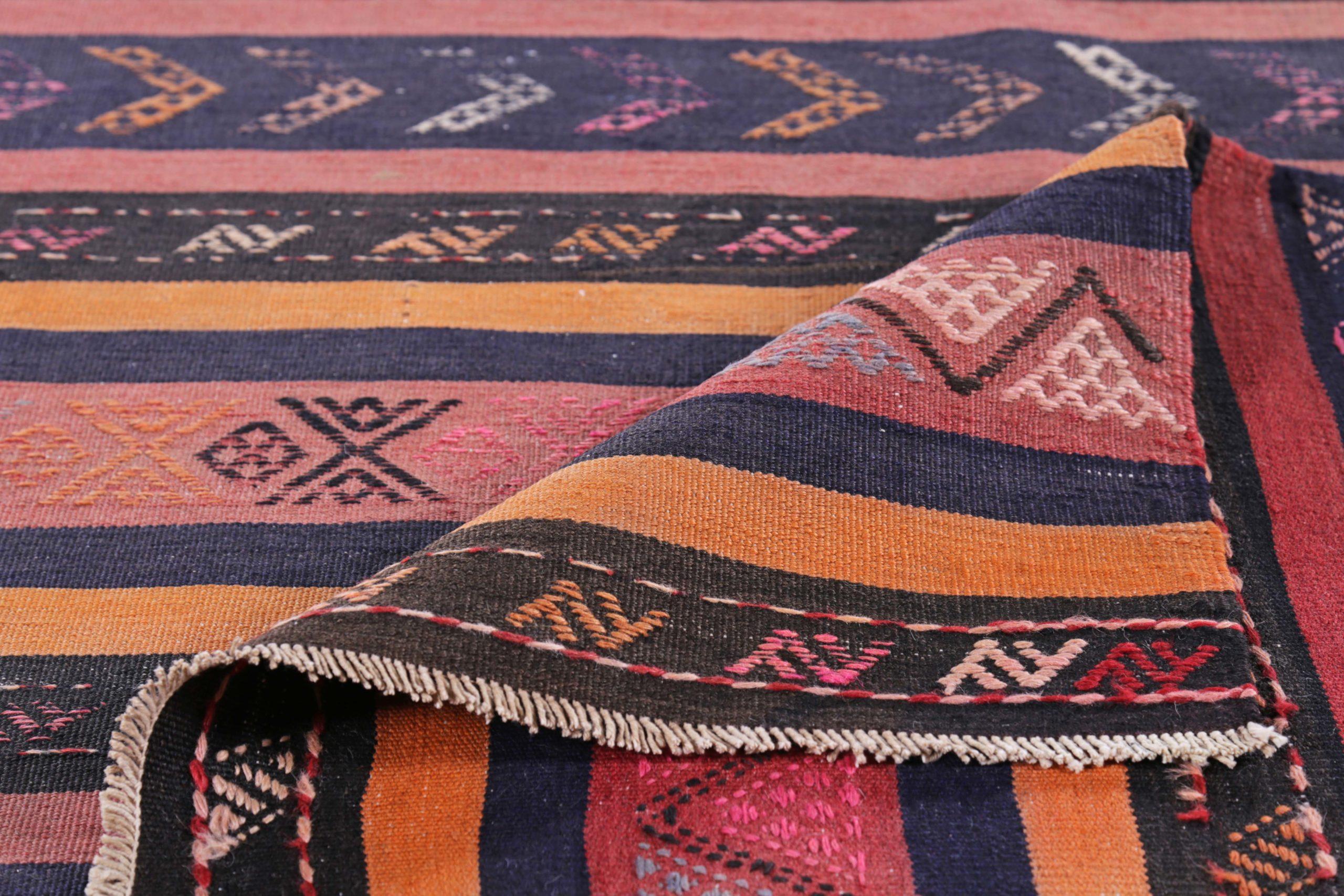 20ième siècle Rug & Kilim Kilim Persan Circa 1910 - Laine Bleu marine Rose Jaune Design - 89427 en vente