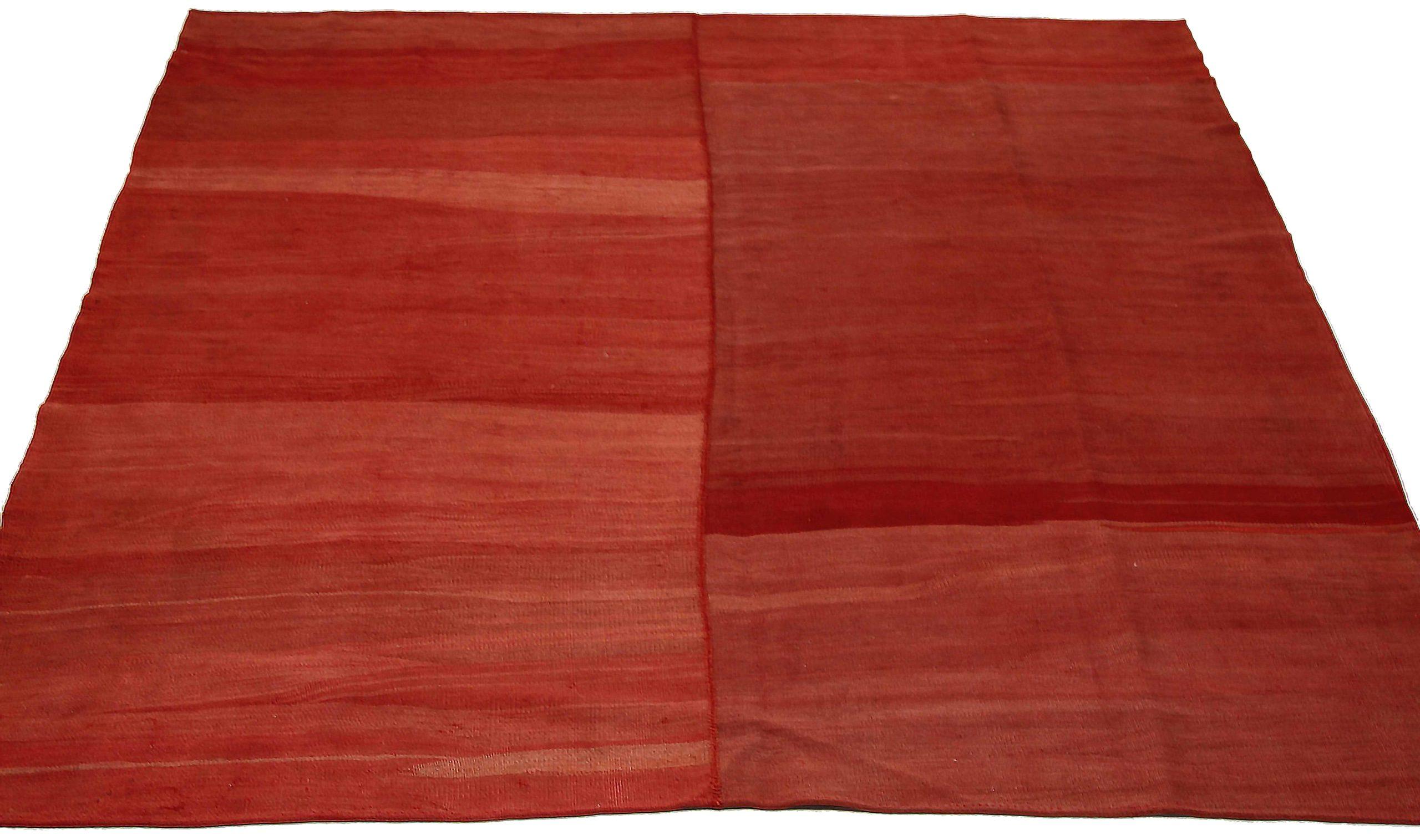 Entdecken Sie die Eleganz der persischen Kilim mit Teppichen um 1910. Dieses exklusive Design aus Wolle und Rot ist perfekt, um Ihren Raum zu verschönern.
