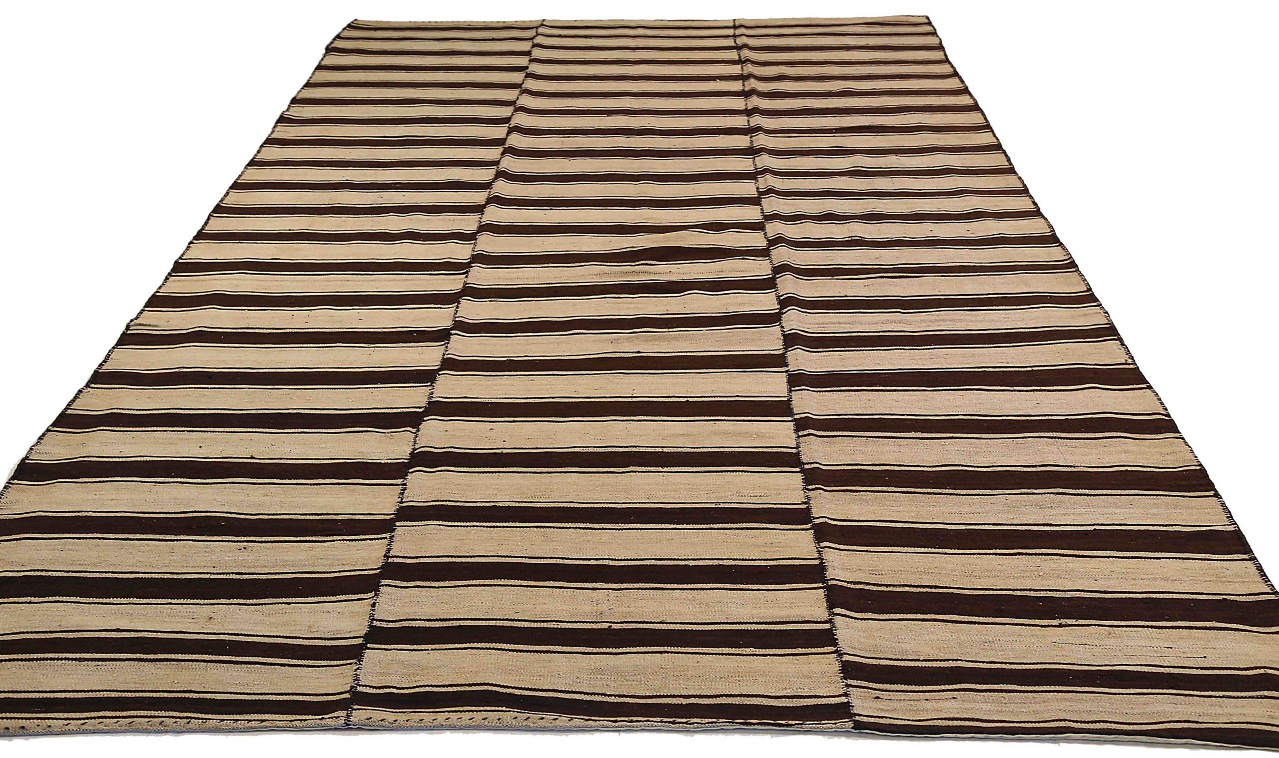 Descubre la elegancia de las alfombras persas Kilim de Circa 1940. Diseñado con lana y marrón-marfil, este diseño exclusivo es perfecto para realzar tu espacio.