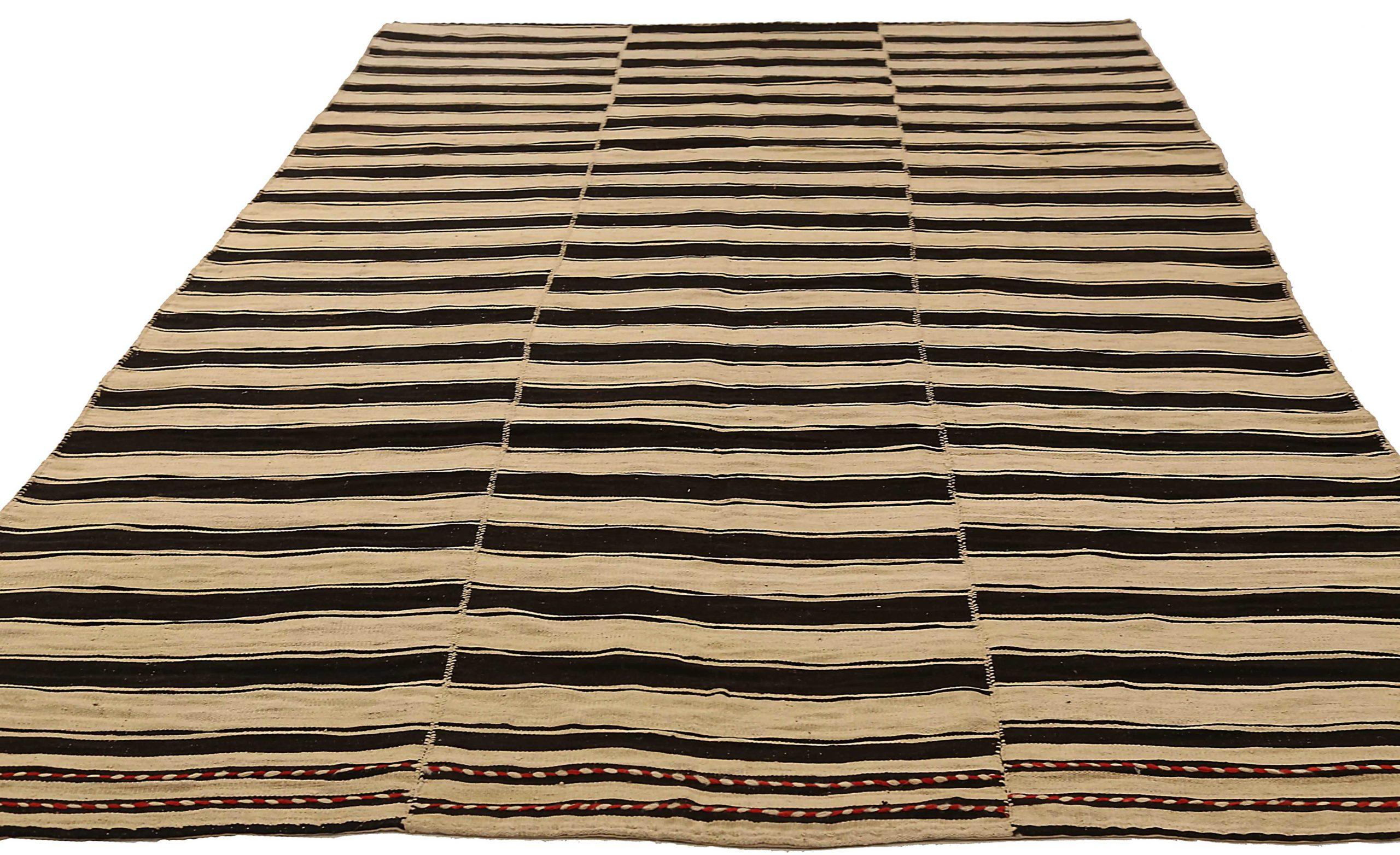 Scopri l'eleganza dei tappeti persiani Rug & Kilim del 1940. Progettato in lana e marrone-avorio, questo design esclusivo è perfetto per valorizzare il tuo spazio.