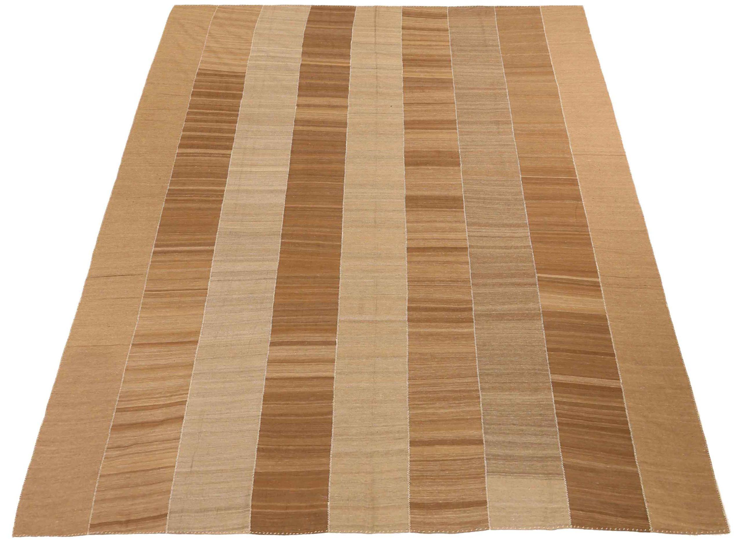 Scopri l'eleganza dei tappeti persiani Rug & Kilim del 1940. Progettato con lana e marrone-avorio-tortora, questo design esclusivo è perfetto per valorizzare il tuo spazio.