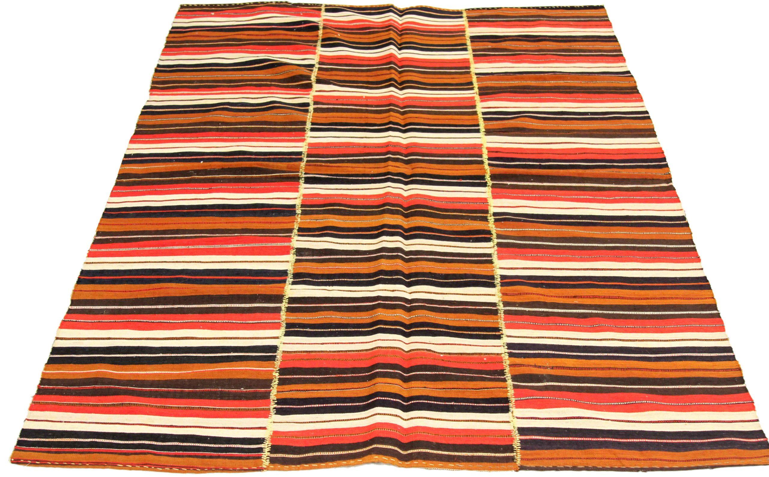 Entdecken Sie die Eleganz der persischen Kilim mit Teppichen um 1990. Dieses exklusive Design, das mit viel Liebe zum Detail entworfen wurde, ist perfekt, um Ihren Raum zu verschönern.