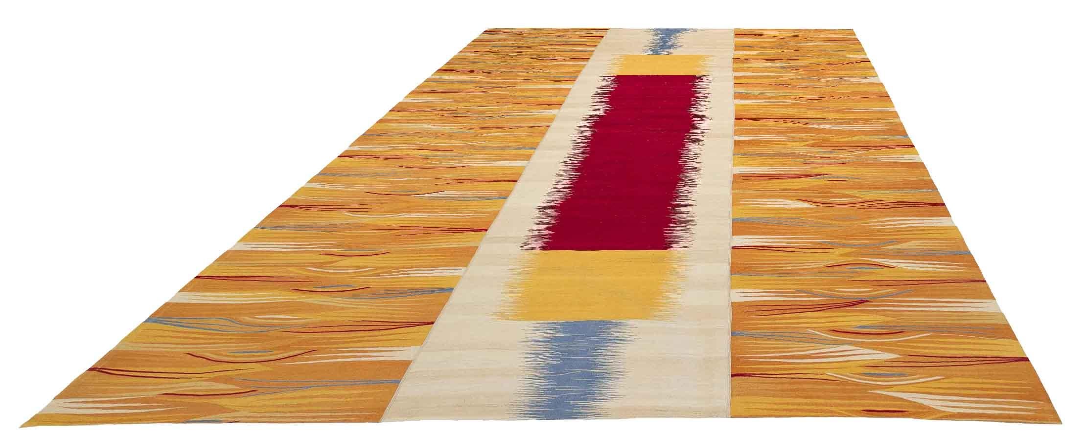 Descubre la elegancia de las alfombras persas Kilim de Circa 1990. Diseñado con meticulosa atención al detalle, este diseño exclusivo es perfecto para realzar tu espacio.