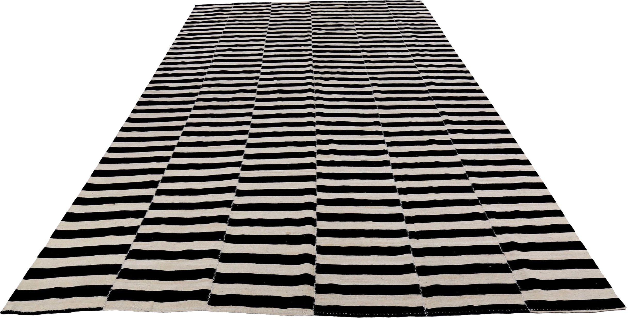 Scopri l'eleganza dei tappeti persiani Rug & Kilim del 1990. Progettato in lana e in bianco e nero, questo design esclusivo è perfetto per valorizzare il tuo spazio.