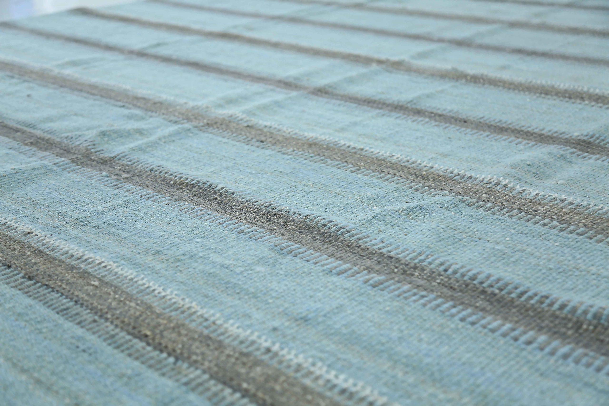 Tapis Kilim Persan Circa 1990 - Laine Bleu Brown Design - 89066 Excellent état - En vente à Dallas, TX