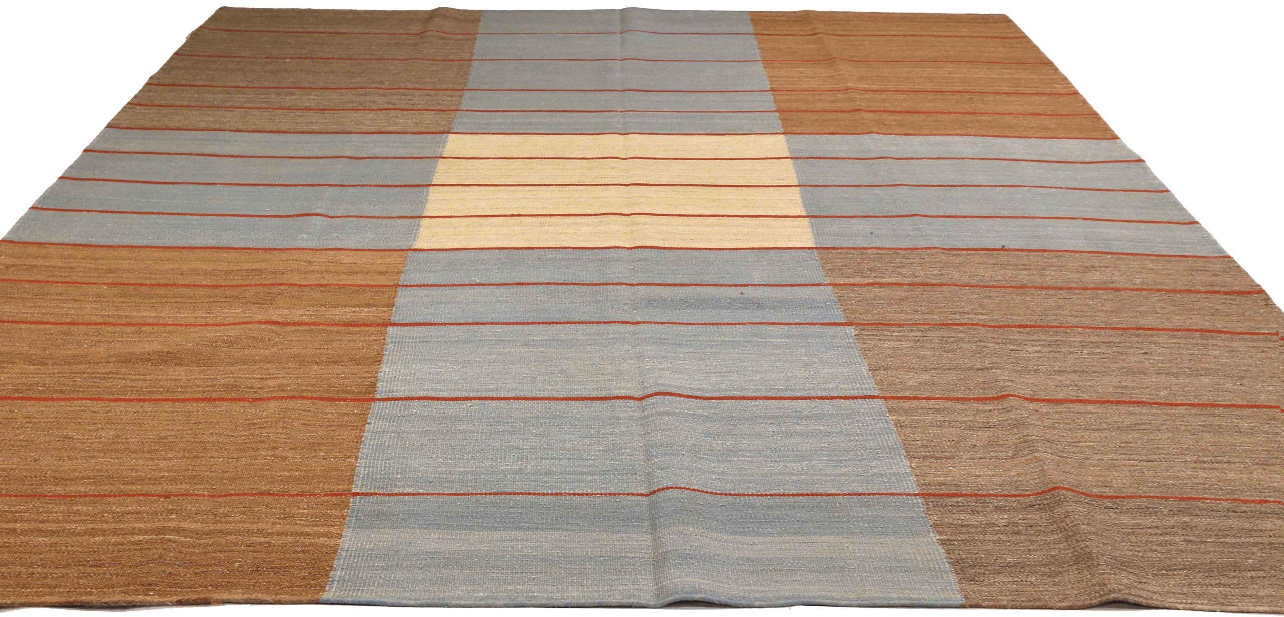Scopri l'eleganza dei tappeti persiani Rug & Kilim del 1990. Progettato con lana e blu-marrone-avorio-rosso, questo design esclusivo è perfetto per valorizzare il tuo spazio.