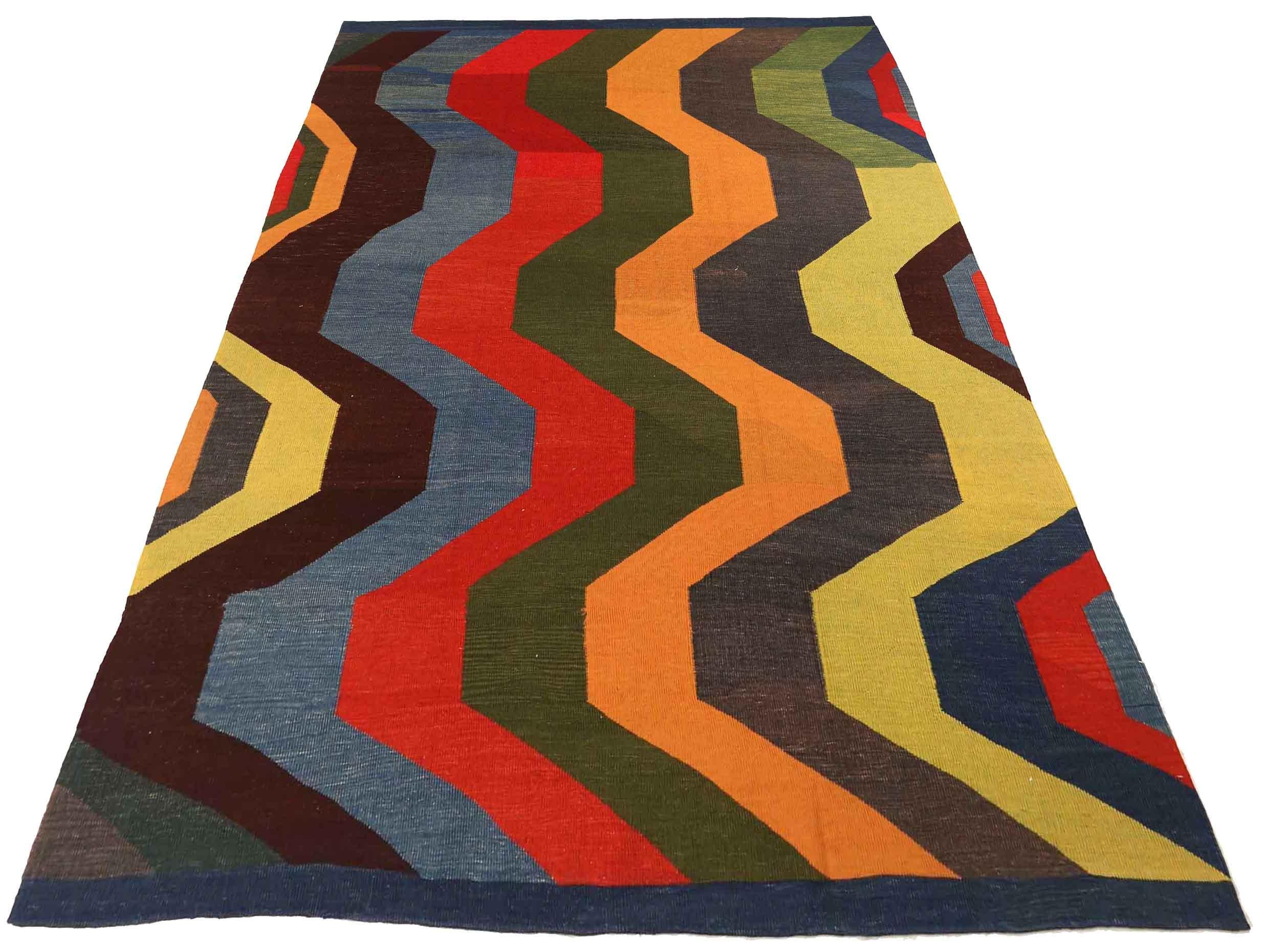 Découvrez l'élégance des Rug & Kilim persans présentant des tapis de zone de Circa 1990. Conçu avec de la laine et du bleuvert-rouge-jaune, ce design exclusif est parfait pour mettre en valeur votre espace.