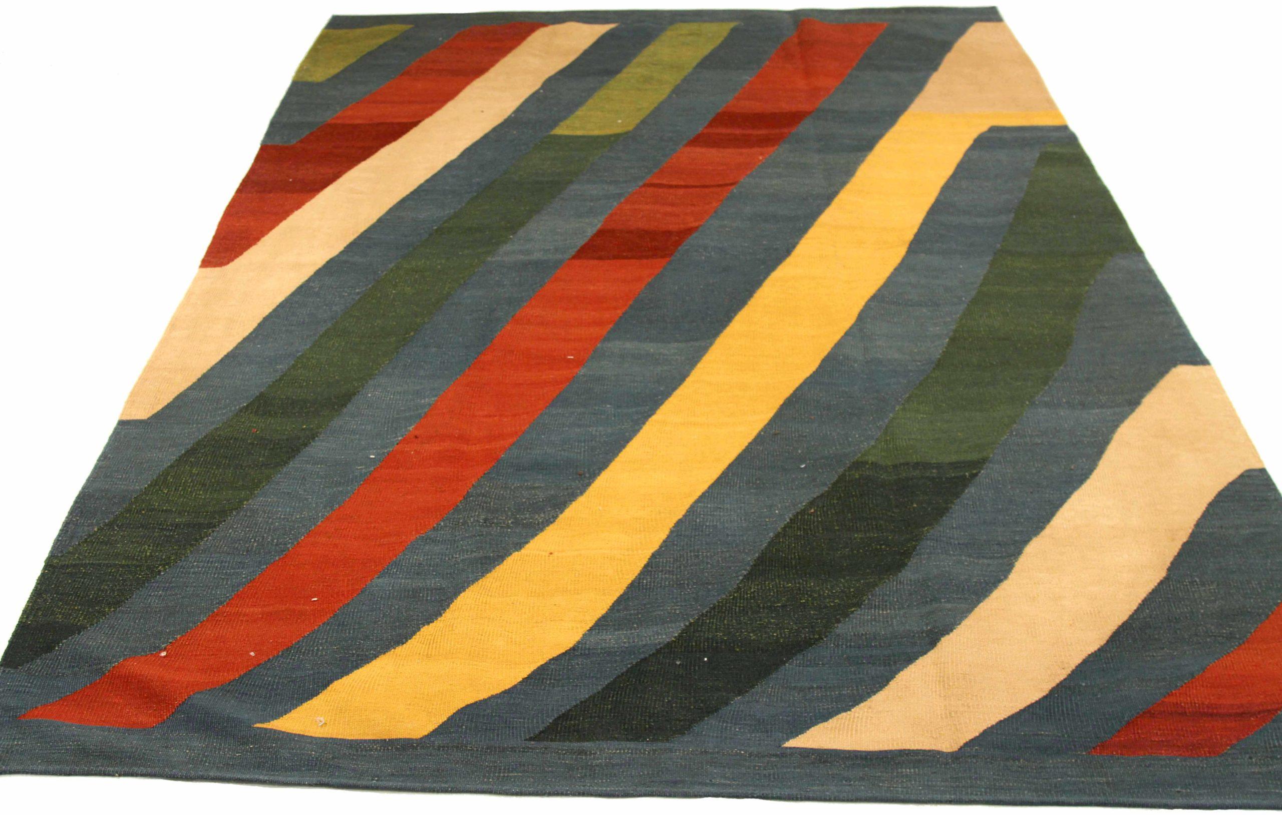 Découvrez l'élégance des Rug & Kilim persans présentant des tapis de zone de Circa 1990. Conçu avec de la laine et du bleuvert-rouge-jaune, ce design exclusif est parfait pour mettre en valeur votre espace.