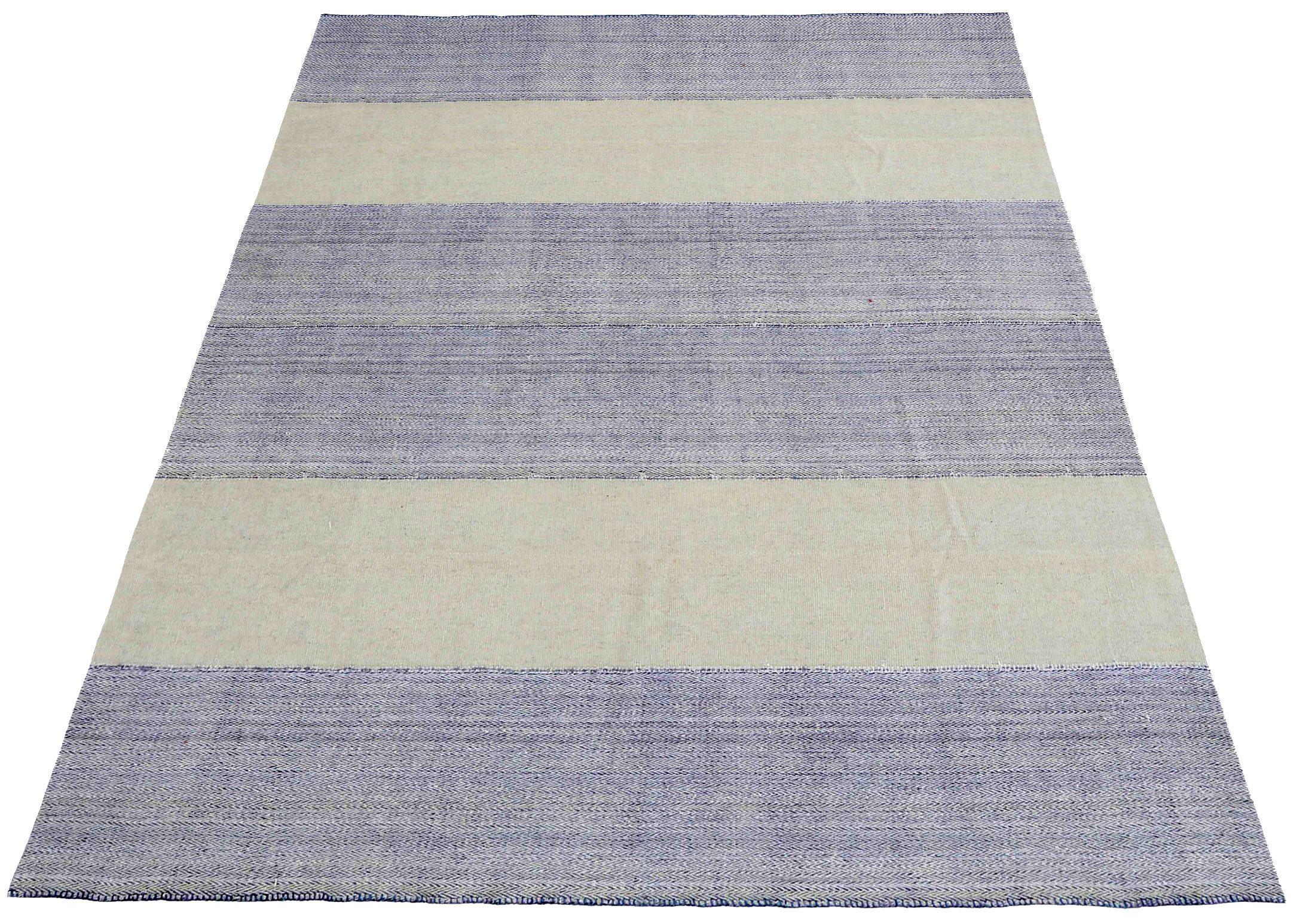 Entdecken Sie die Eleganz der persischen Kilim mit Teppichen um 1990. Dieses exklusive Design aus Wolle und Blau-Elfenbein eignet sich perfekt, um Ihren Raum zu verschönern.