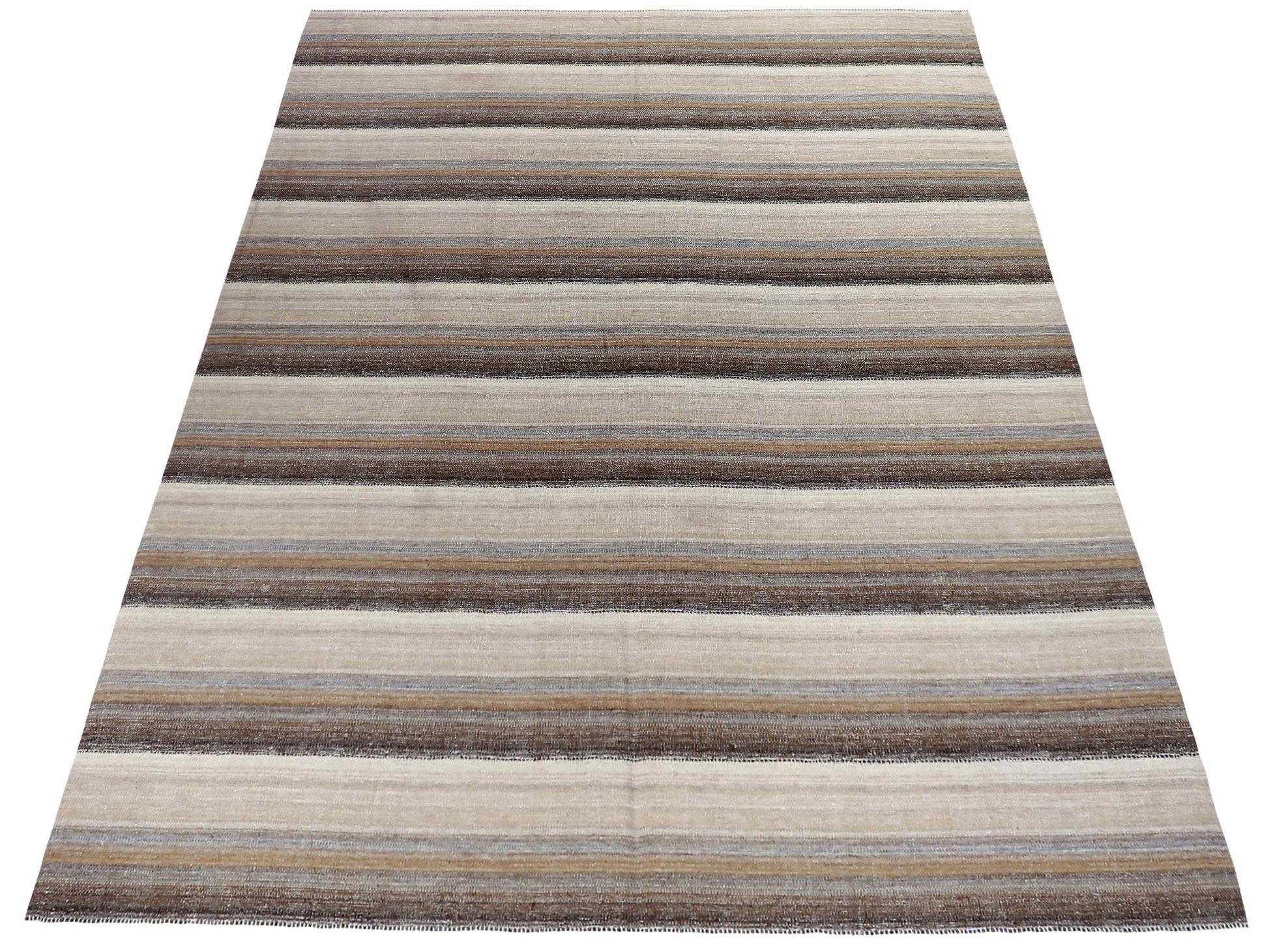 Scopri l'eleganza dei tappeti persiani Rug & Kilim del 1990. Progettato con lana e marrone-grigio-avorio-giallo, questo design esclusivo è perfetto per valorizzare il tuo spazio.
