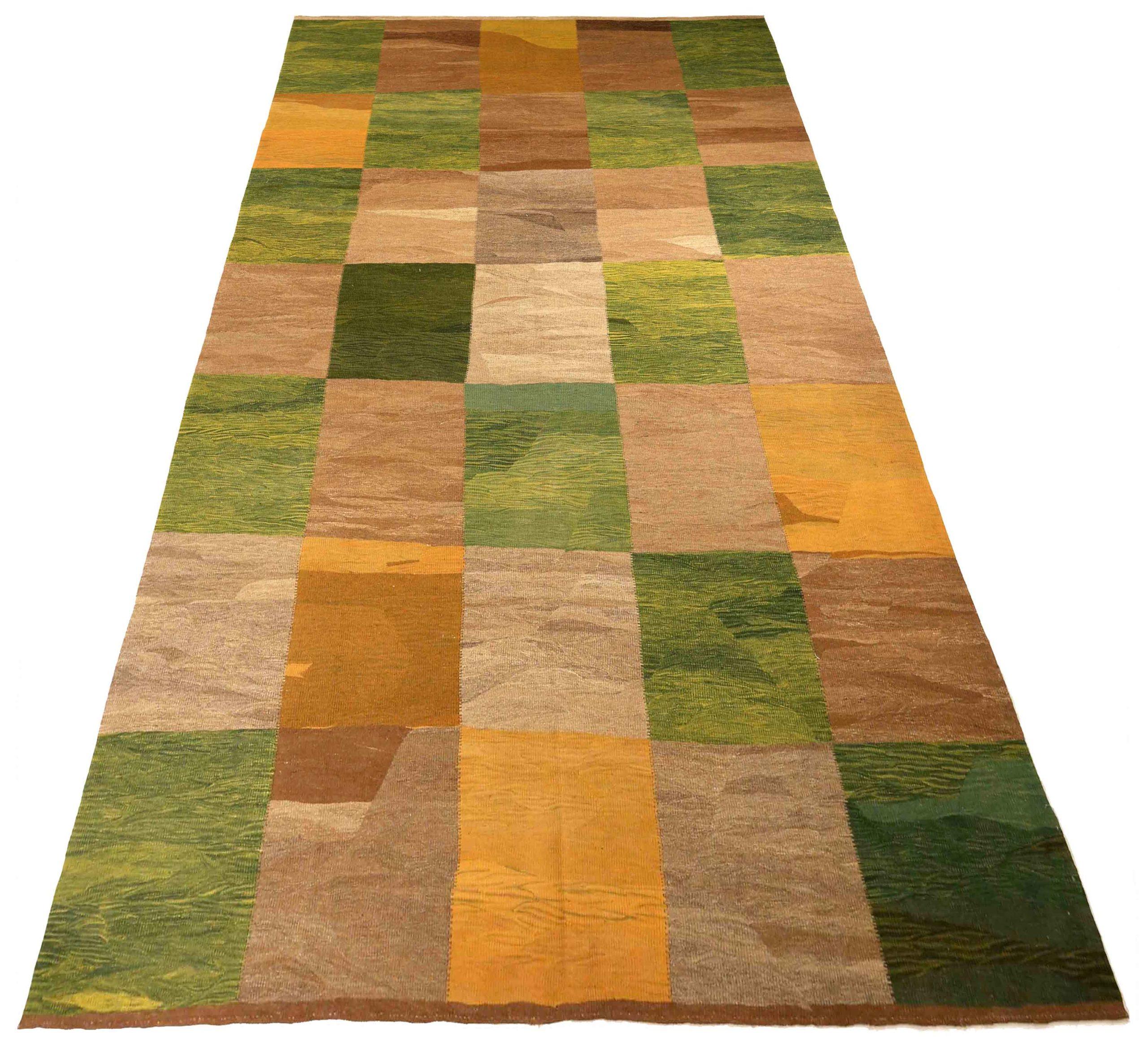 Découvrez l'élégance des Rug & Kilim persans présentant des tapis de zone de Circa 1990. Conçu avec de la laine et du brun-vert-taupe-jaune, ce design exclusif est parfait pour mettre en valeur votre espace.