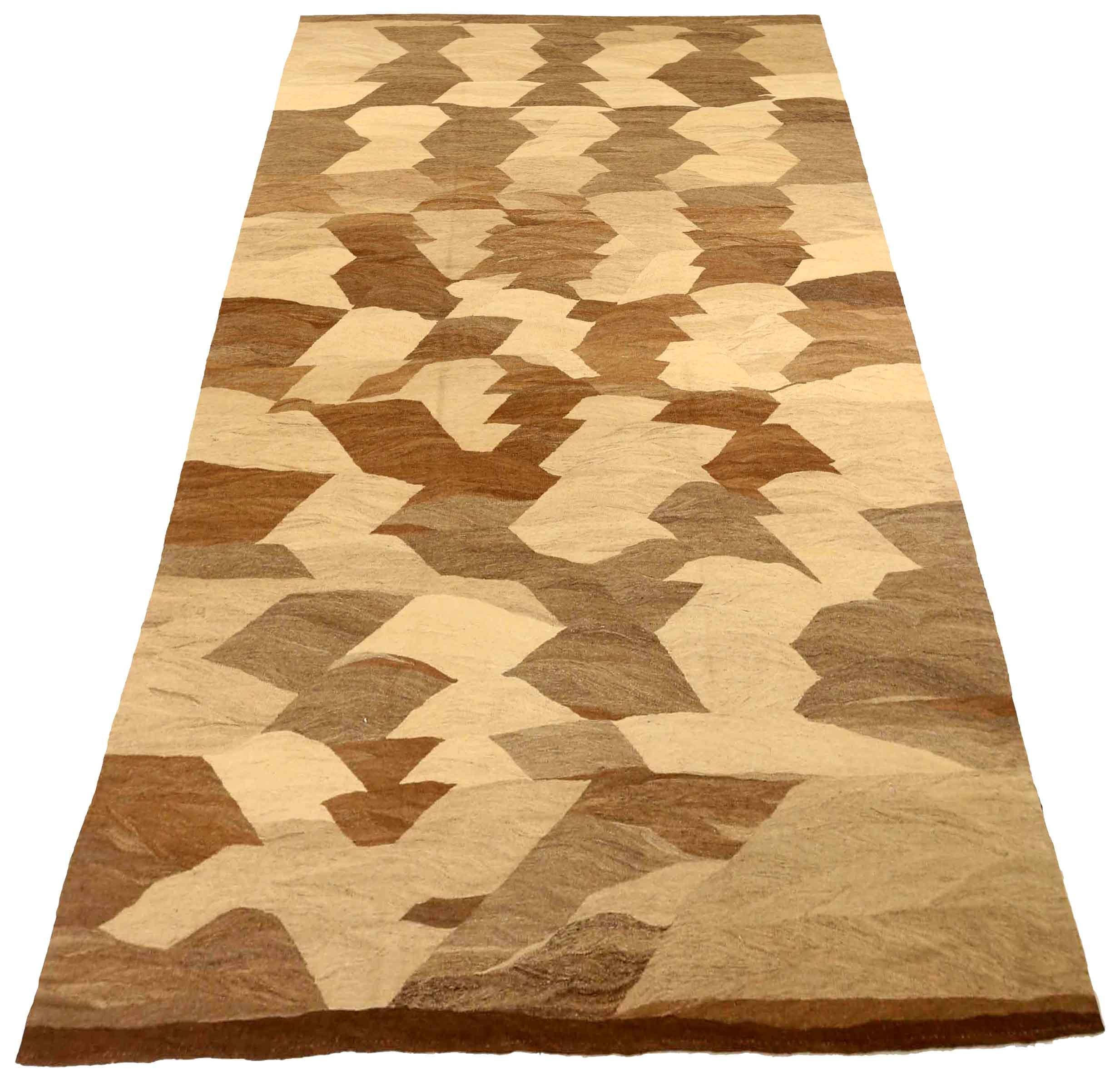 Scopri l'eleganza dei tappeti persiani Rug & Kilim del 1990. Progettato con lana e marrone-avorio-tortora, questo design esclusivo è perfetto per valorizzare il tuo spazio.