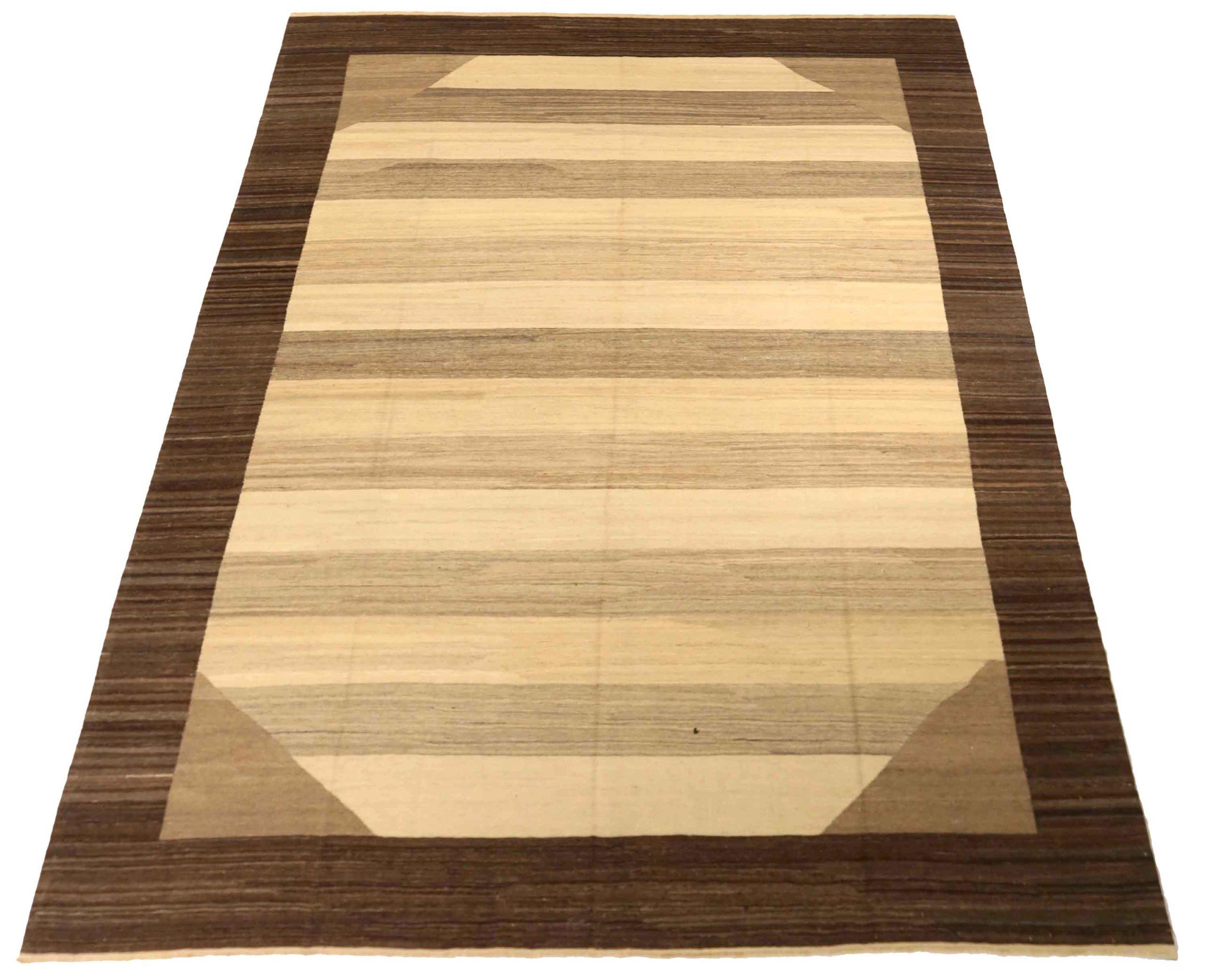 Scopri l'eleganza dei tappeti persiani Rug & Kilim del 1990. Progettato con lana e marrone-avorio-tortora, questo design esclusivo è perfetto per valorizzare il tuo spazio.