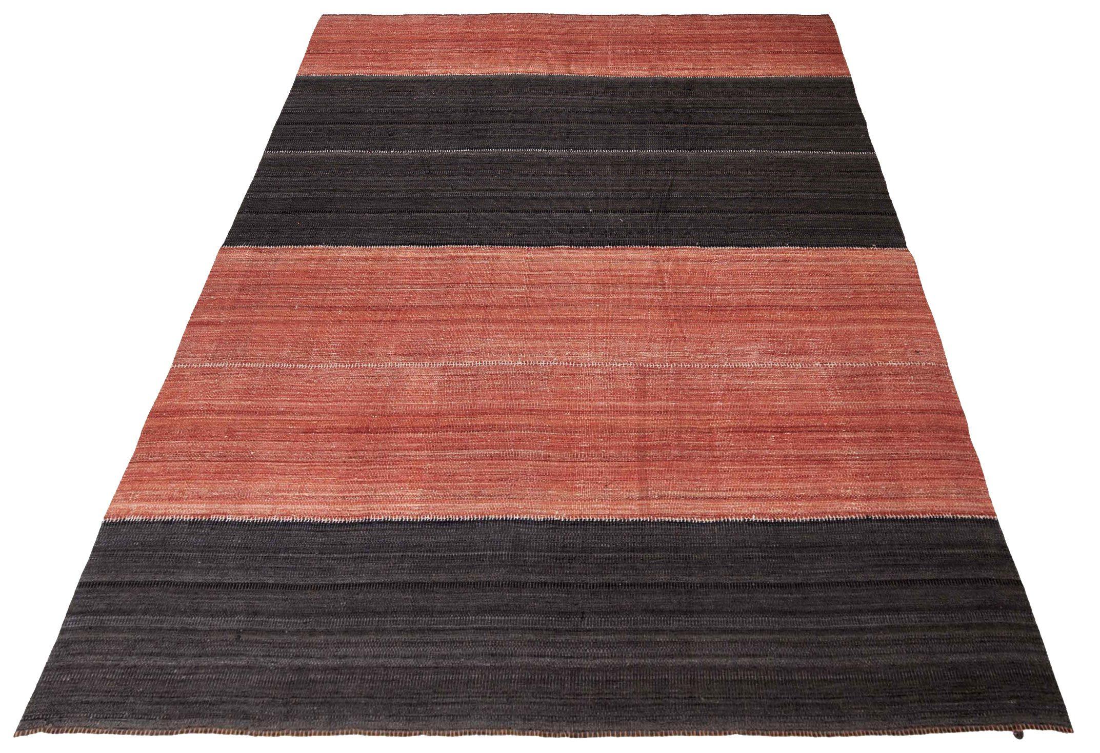 Entdecken Sie die Eleganz der persischen Kilim mit Teppichen um 1990. Dieses exklusive Design aus Wolle und Braunrot ist perfekt, um Ihren Raum zu verschönern.