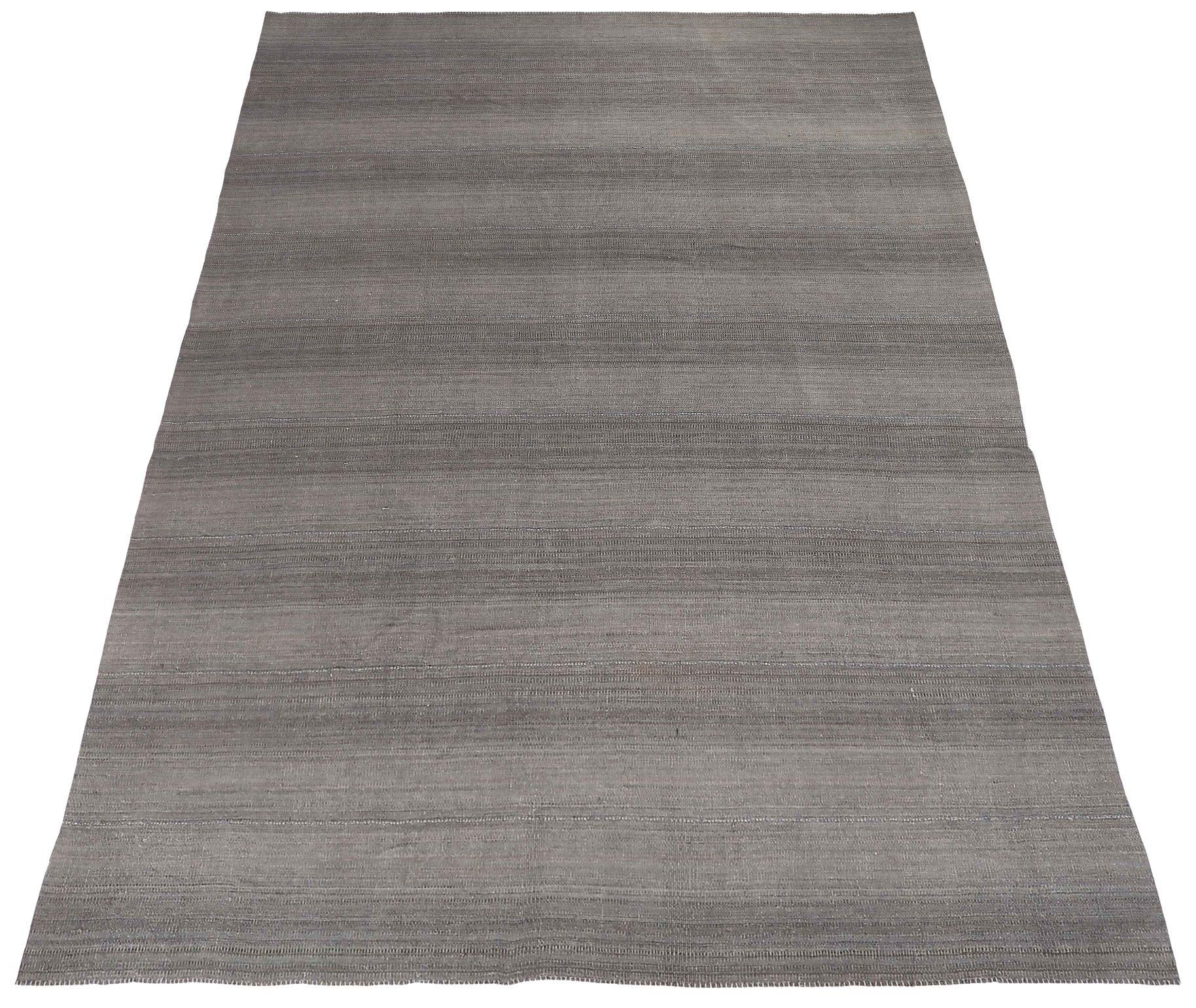 Entdecken Sie die Eleganz der persischen Kilim mit Teppichen um 1990. Dieses exklusive Design aus Wolle und BrownTaupe ist perfekt, um Ihren Raum zu verschönern.