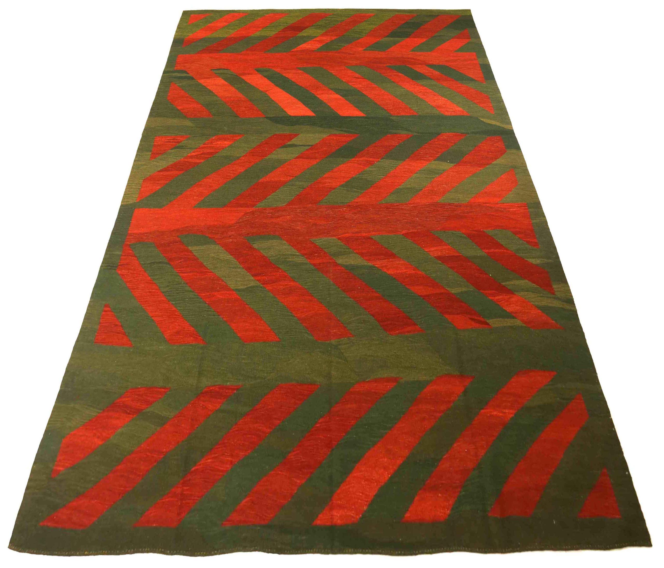 Scopri l'eleganza dei tappeti persiani Rug & Kilim del 1990. Progettato con Lana e VerdeRosso, questo design esclusivo è perfetto per valorizzare il tuo spazio.