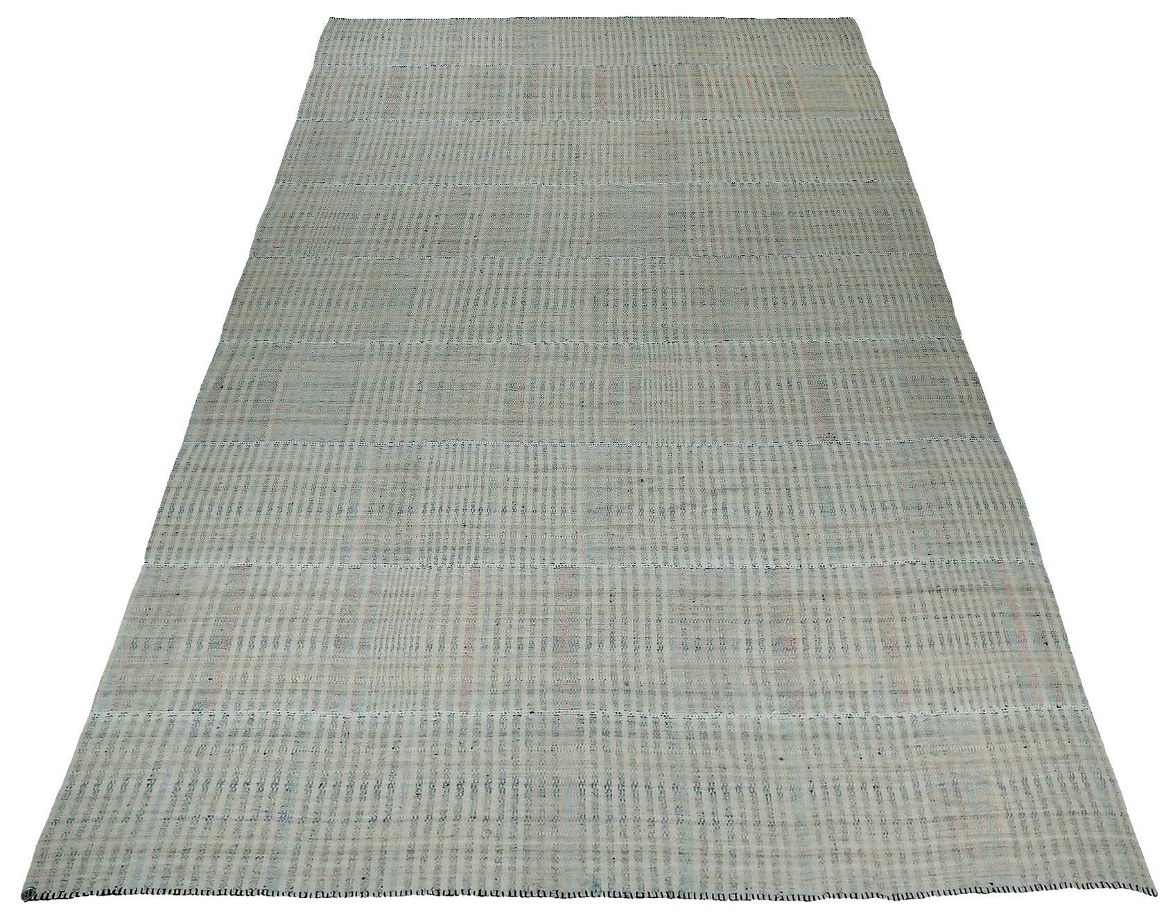 Découvrez l'élégance des Rug & Kilim persans présentant des tapis de zone de Circa 1990. Conçu avec de la laine et de l'IvoryTaupe, ce design exclusif est parfait pour mettre en valeur votre espace.