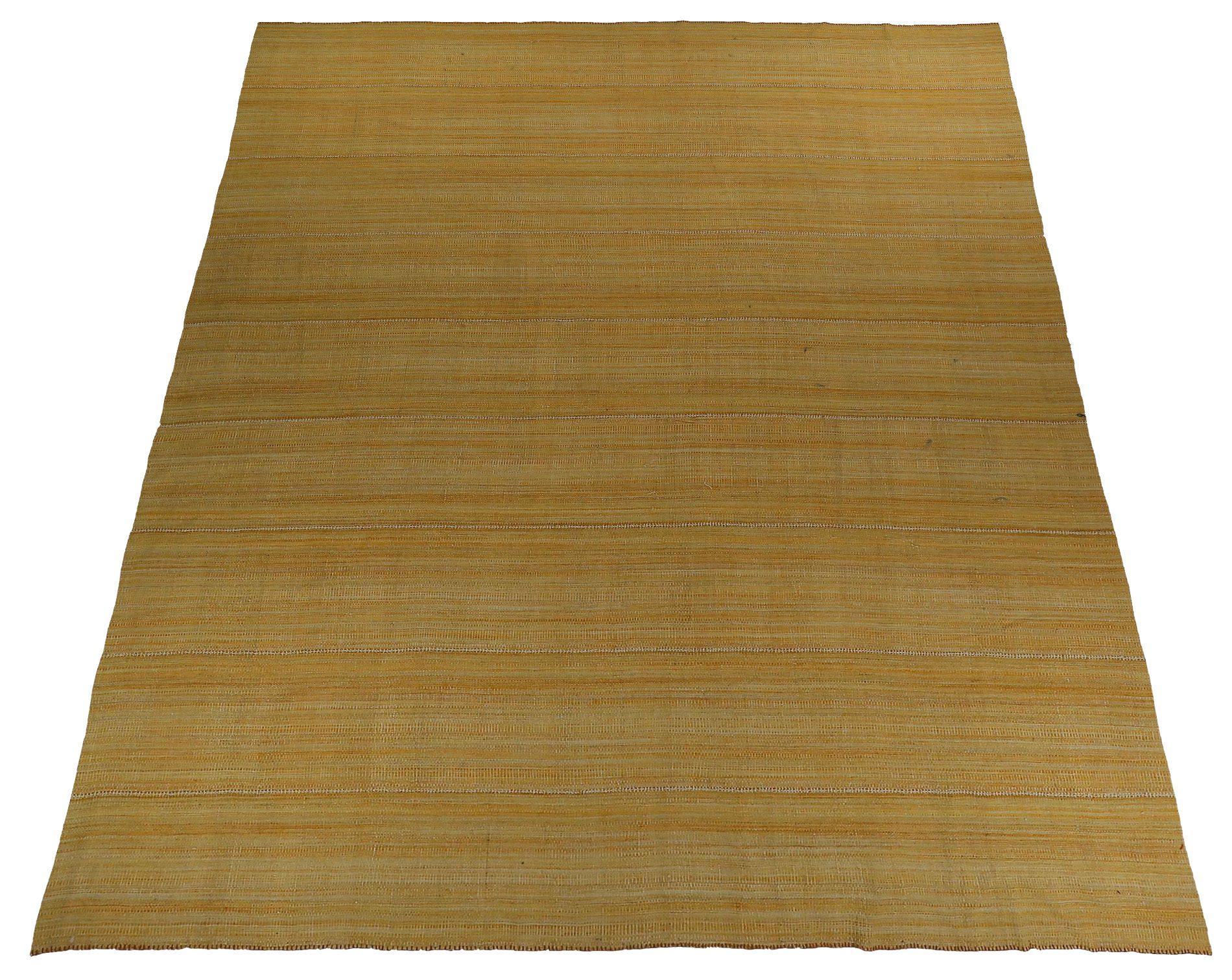 Scopri l'eleganza dei tappeti persiani Rug & Kilim del 1990. Progettato con lana e giallo, questo design esclusivo è perfetto per valorizzare il tuo spazio.
