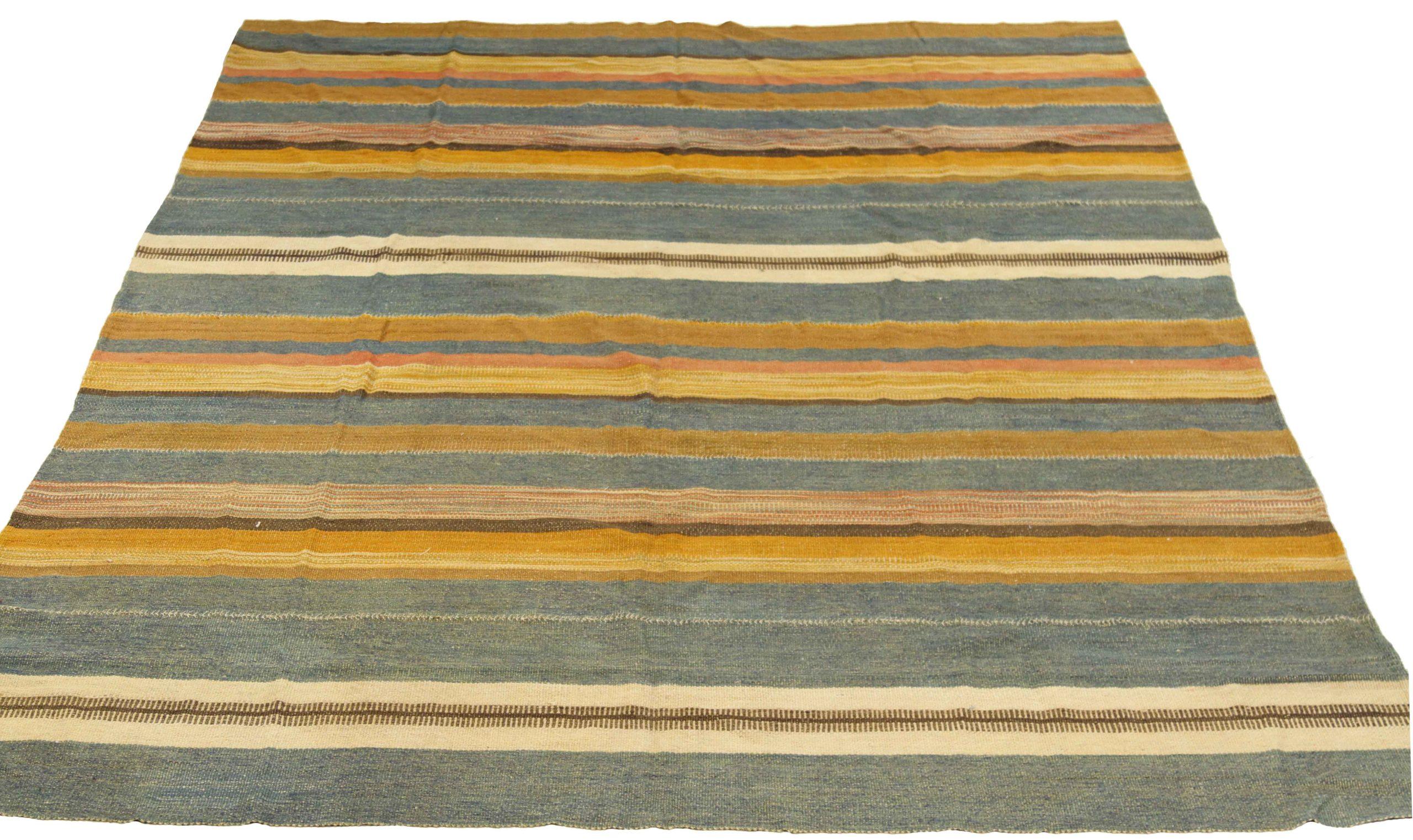 Scopri l'eleganza dei tappeti persiani Kilim. Progettato con una meticolosa attenzione ai dettagli, questo design esclusivo è perfetto per valorizzare il tuo spazio.