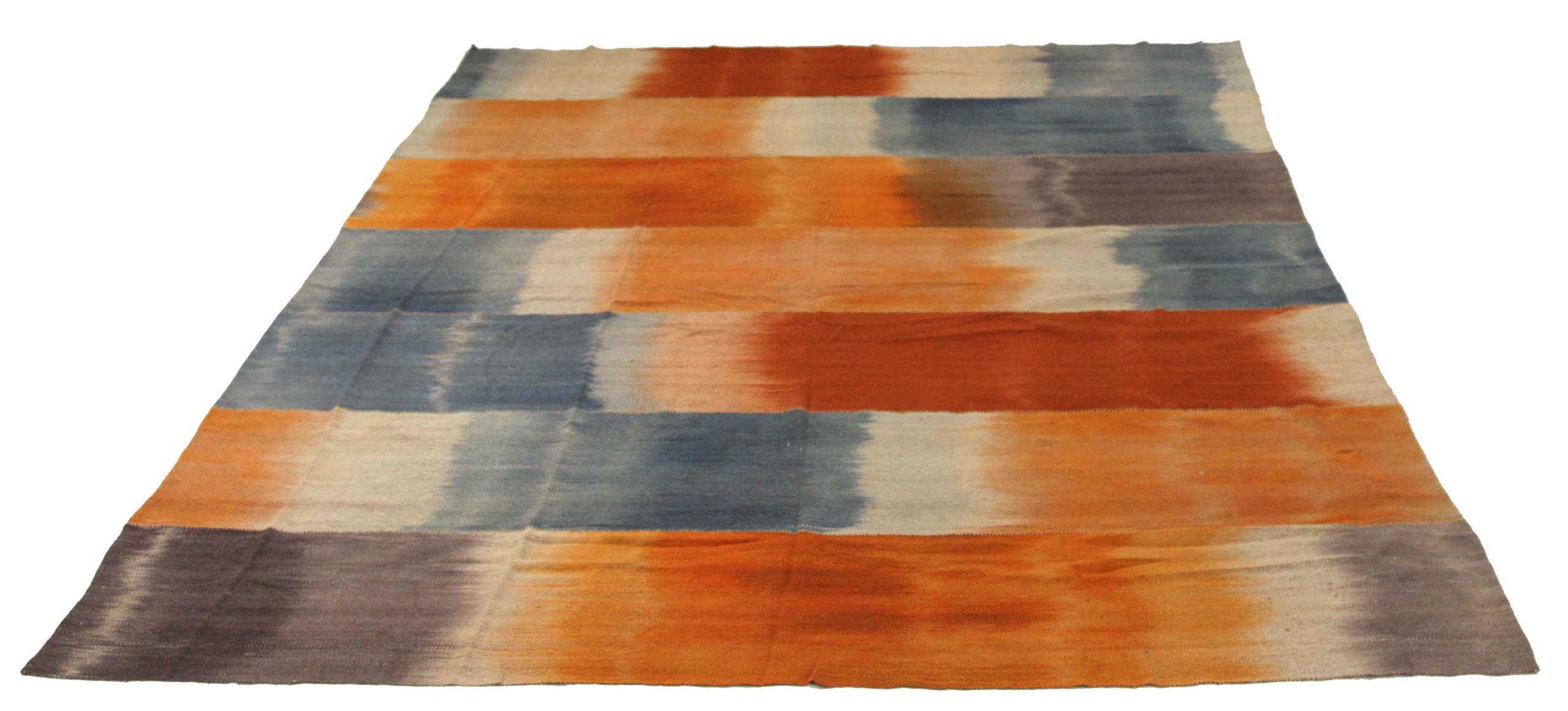 Scopri l'eleganza dei tappeti persiani Kilim. Progettato con una meticolosa attenzione ai dettagli, questo design esclusivo è perfetto per valorizzare il tuo spazio.