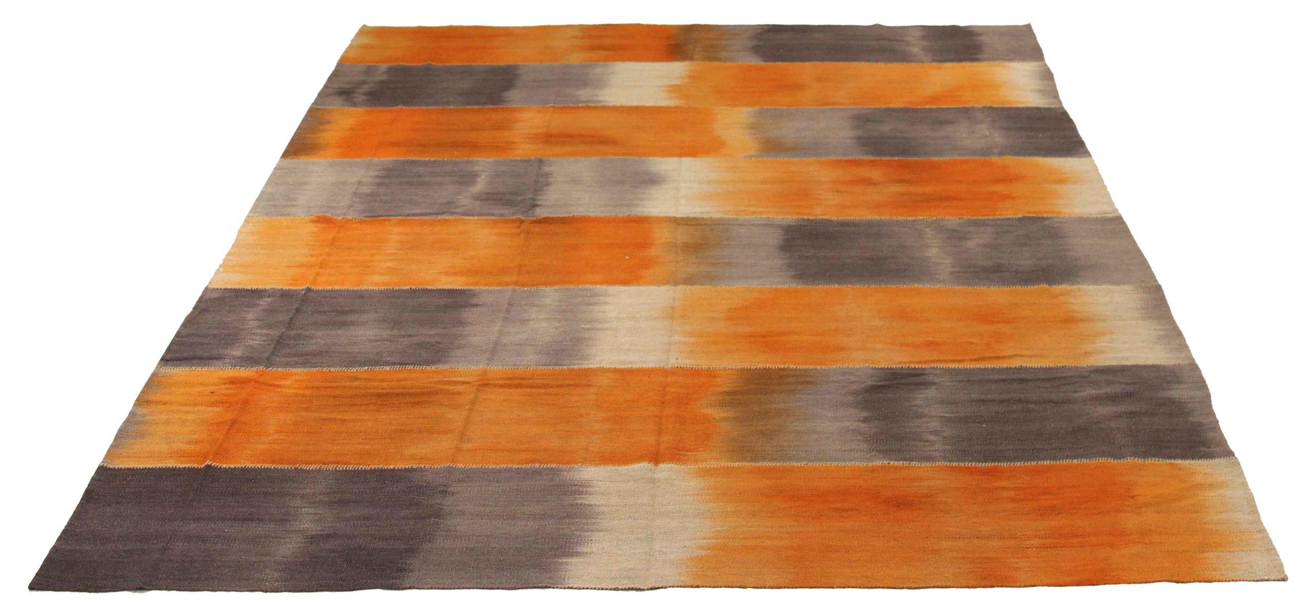 Scopri l'eleganza dei tappeti persiani Kilim. Progettato con una meticolosa attenzione ai dettagli, questo design esclusivo è perfetto per valorizzare il tuo spazio.