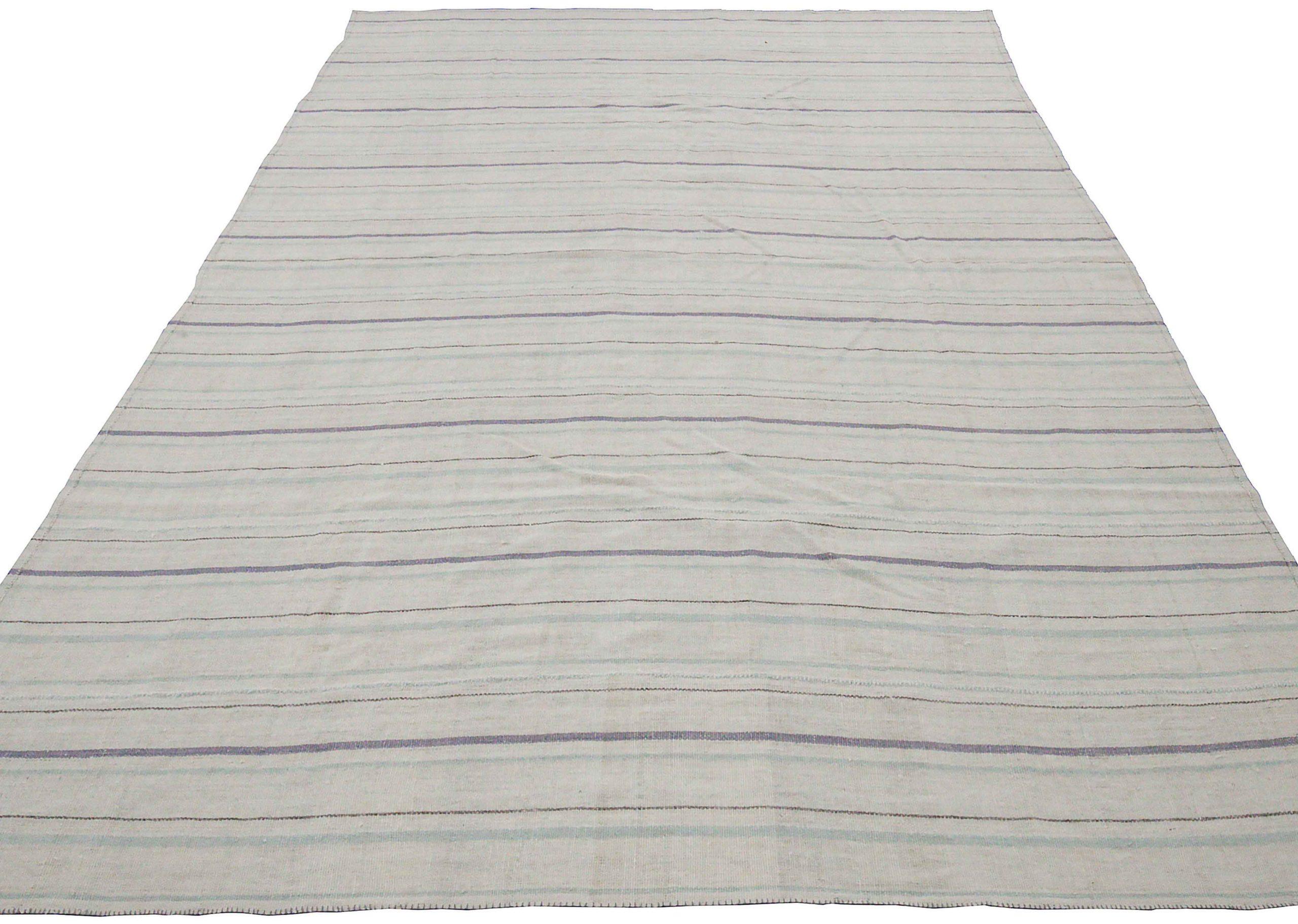 Entdecken Sie die Eleganz der persischen Kilim mit Teppichen um 1990. Dieses exklusive Design aus Wolle und BlueIvoryPurpel ist perfekt, um Ihren Raum zu verschönern.