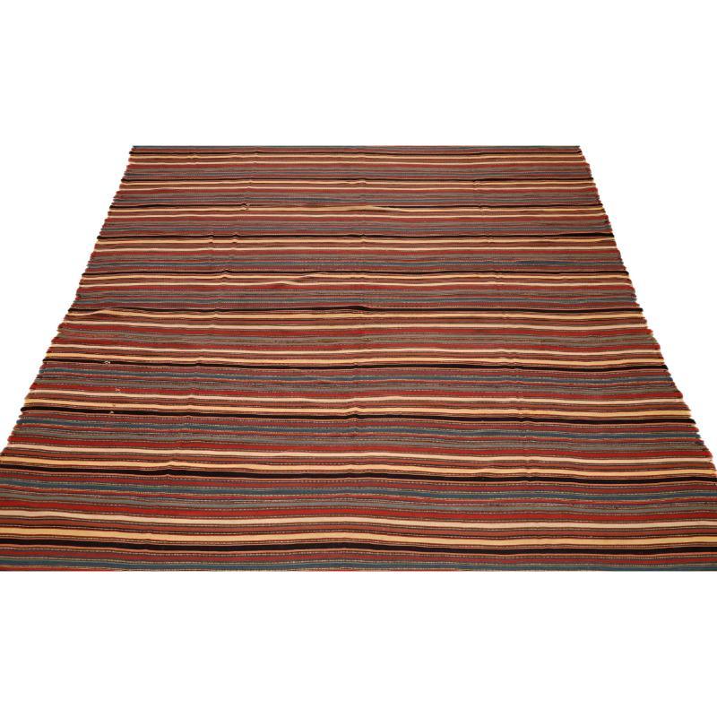Entdecken Sie die Eleganz der persischen Kilim mit Teppichen um 1970. Dieses exklusive Design aus Wolle und BlauRotGelb ist perfekt, um Ihren Raum zu verschönern.