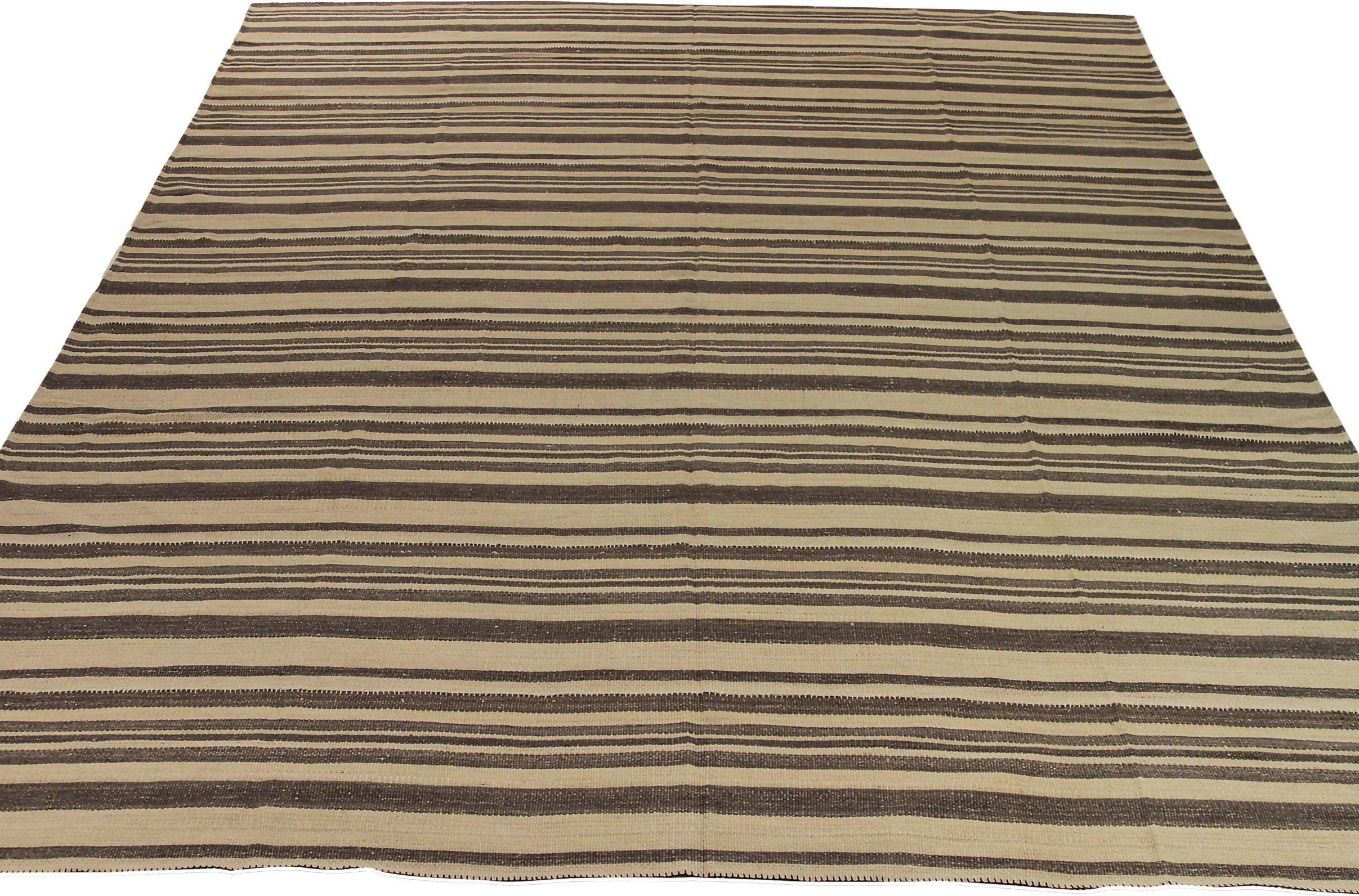 Entdecken Sie die Eleganz der persischen Kilim mit Teppichen um 1910. Dieses exklusive Design aus Wolle und Braun-Elfenbein ist perfekt, um Ihren Raum zu verschönern.