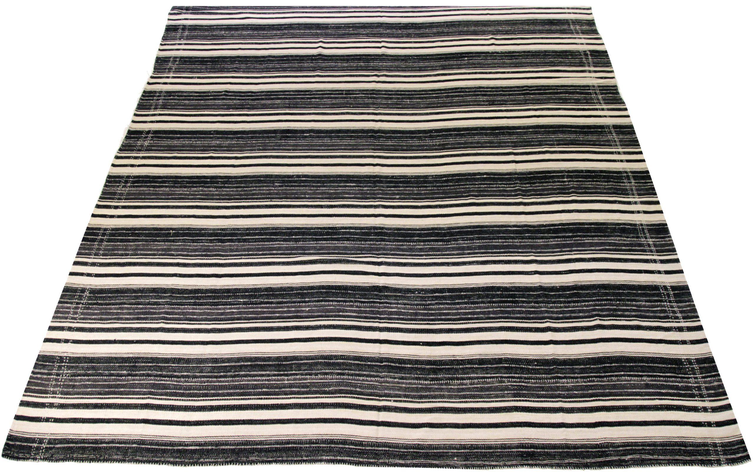 Découvrez l'élégance des Rug & Kilim persans présentant des tapis de zone de Circa 1910. Conçu avec de la laine et du Design/One, ce design exclusif est parfait pour mettre en valeur votre espace.