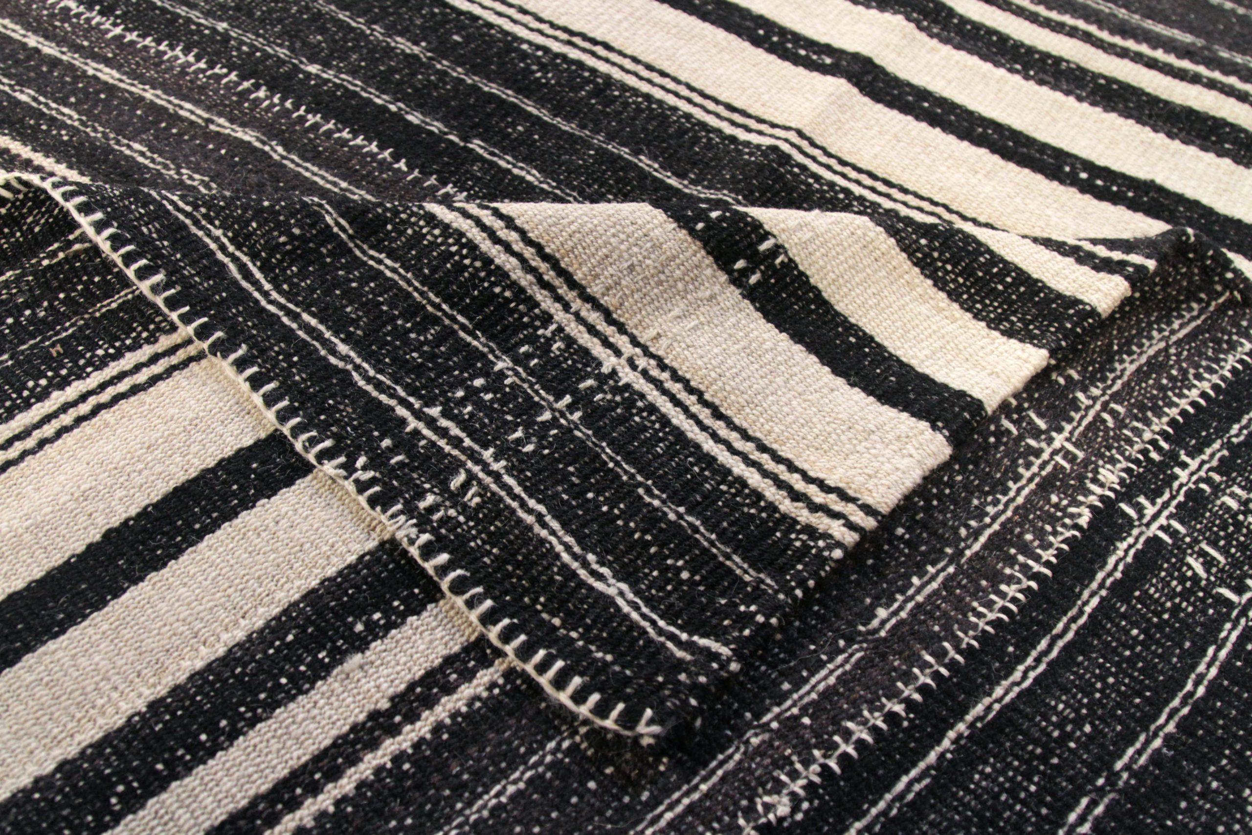 Rug & Kilim Kilim - Laine Brown Design/One - 88201 Excellent état - En vente à Dallas, TX