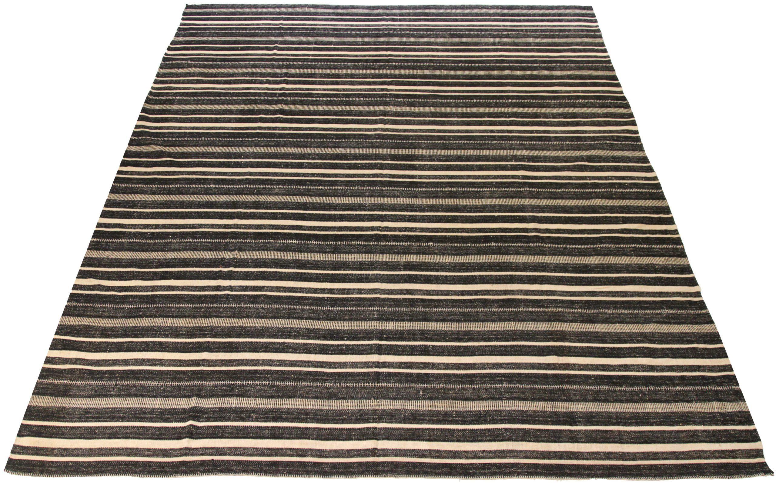 Entdecken Sie die Eleganz der persischen Kilim mit Teppichen um 1910. Dieses exklusive Design aus Wolle und Braun-Elfenbein ist perfekt, um Ihren Raum zu verschönern.