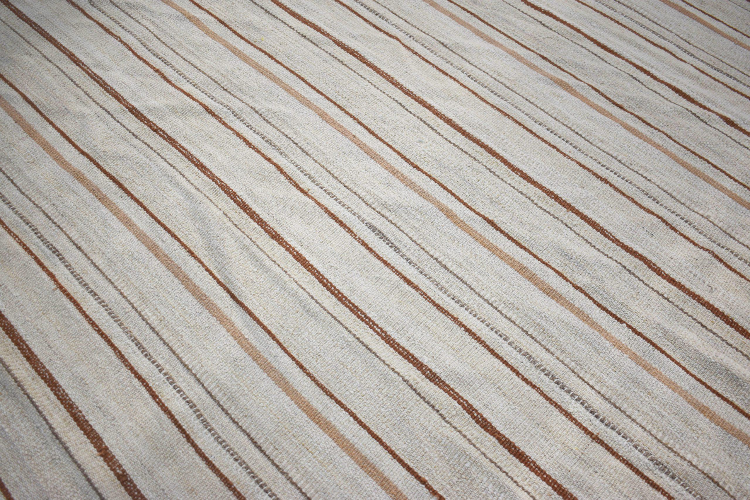 Descubre la elegancia de las alfombras persas Kilim de Circa 1910. Diseñado con lana y marrón-marfil, este diseño exclusivo es perfecto para realzar tu espacio.