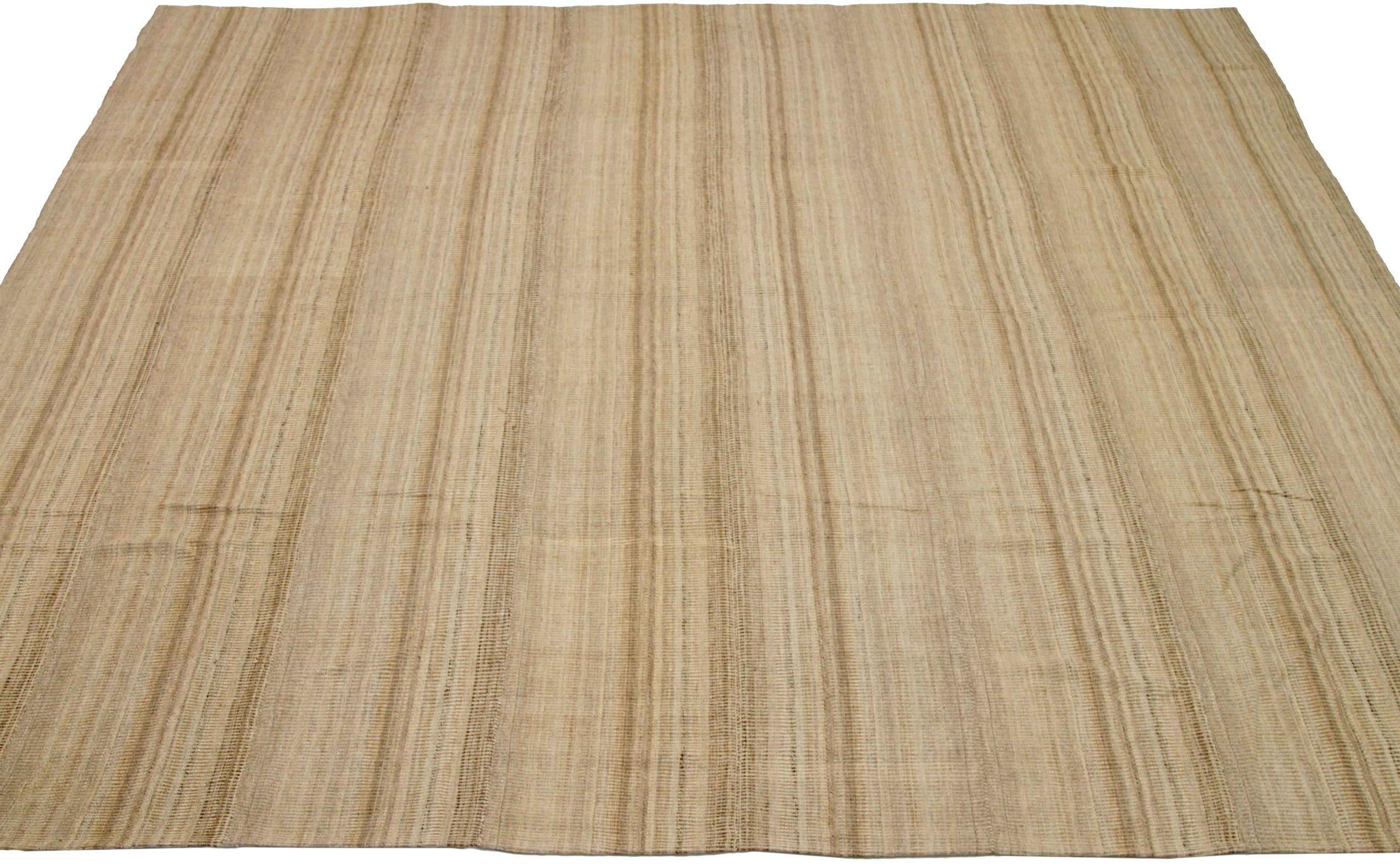 Descubre la elegancia de las alfombras persas Kilim de Circa 1910. Diseñado con lana y marrón-marfil, este diseño exclusivo es perfecto para realzar tu espacio.