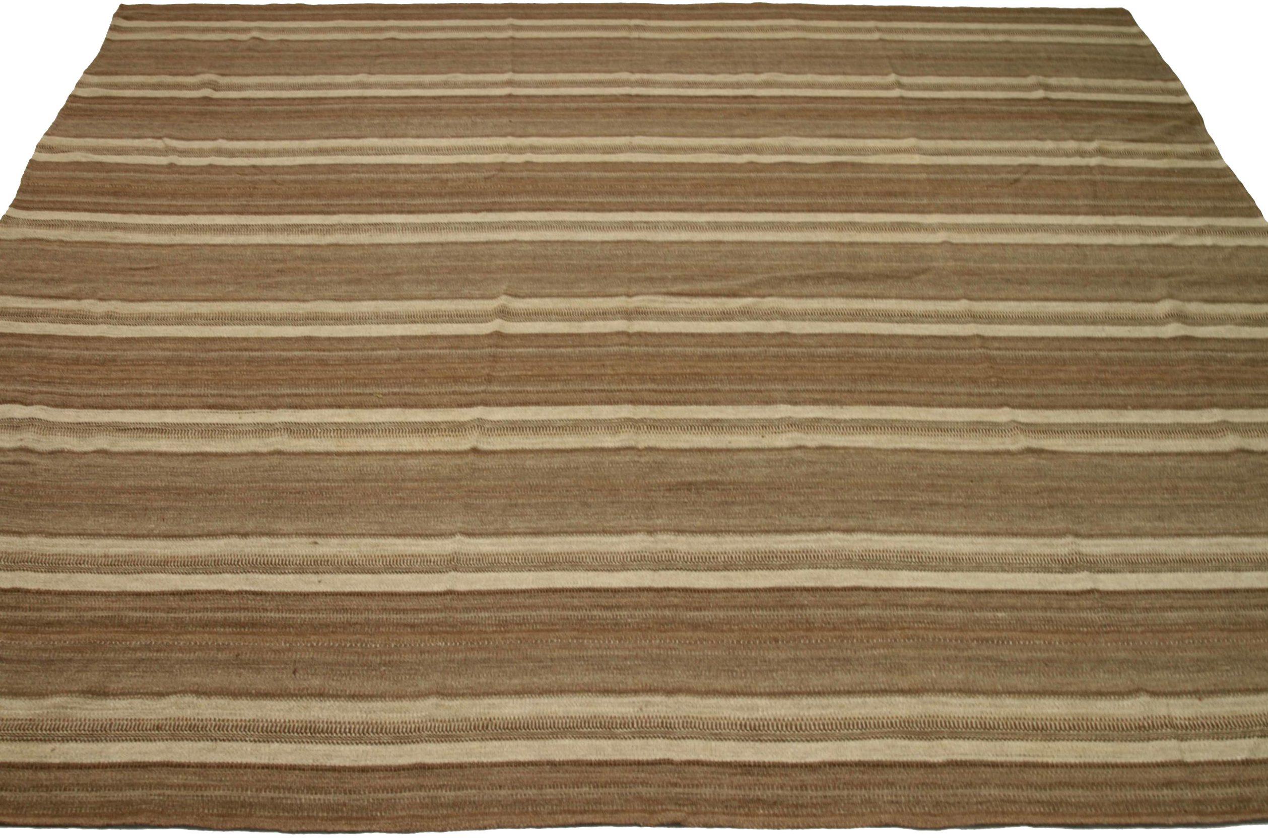 Découvrez l'élégance des Rug & Kilim persans présentant des tapis de zone de Circa 1910. Conçu avec de la laine et du Design/One, ce design exclusif est parfait pour mettre en valeur votre espace.