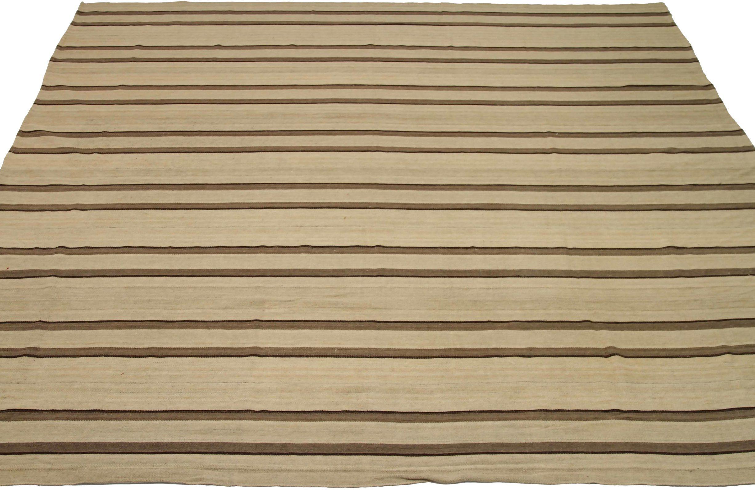 Entdecken Sie die Eleganz der persischen Kilim mit Teppichen um 1910. Dieses exklusive Design aus Wolle und Braun-Elfenbein ist perfekt, um Ihren Raum zu verschönern.