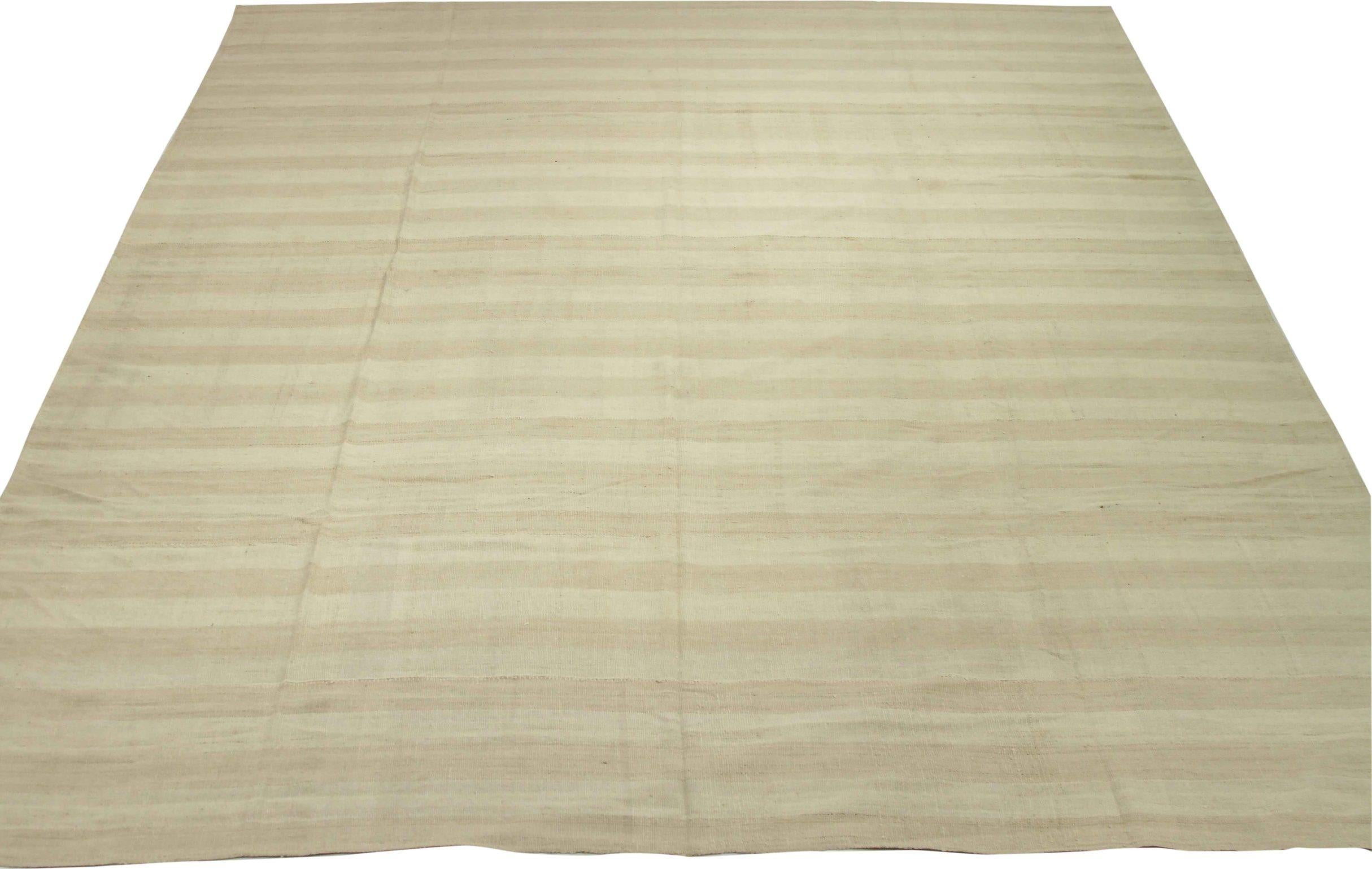 Découvrez l'élégance des Rug & Kilim persans présentant des tapis de zone de Circa 1910. Conçu avec de la laine et du Design/One, ce design exclusif est parfait pour mettre en valeur votre espace.