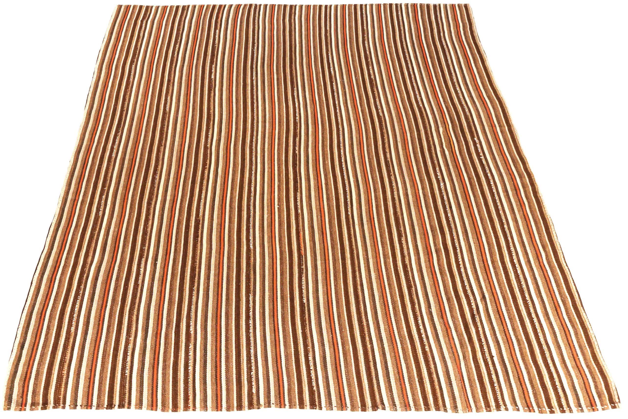 Entdecken Sie die Eleganz des persischen Kelims mit seiner wunderschönen Handwerkskunst aus der Zeit um 1880. Dieses exklusive Design, das mit viel Liebe zum Detail entworfen wurde, ist perfekt, um Ihren Raum zu verschönern.