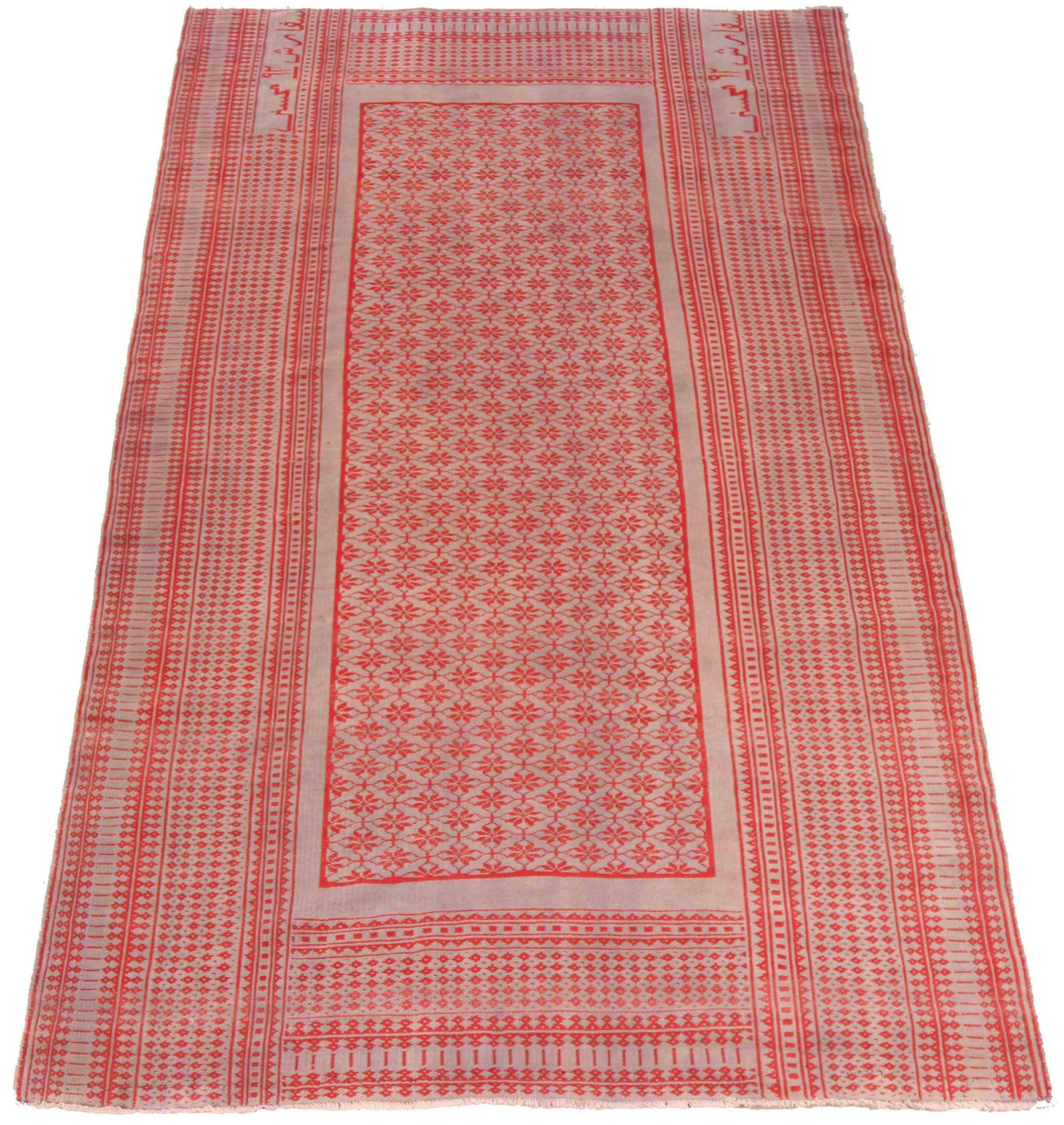 Scopri l'eleganza del Kilim persiano, caratterizzato da una splendida lavorazione artigianale del 1880 circa. Progettato con una meticolosa attenzione ai dettagli, questo design esclusivo è perfetto per valorizzare il tuo spazio.