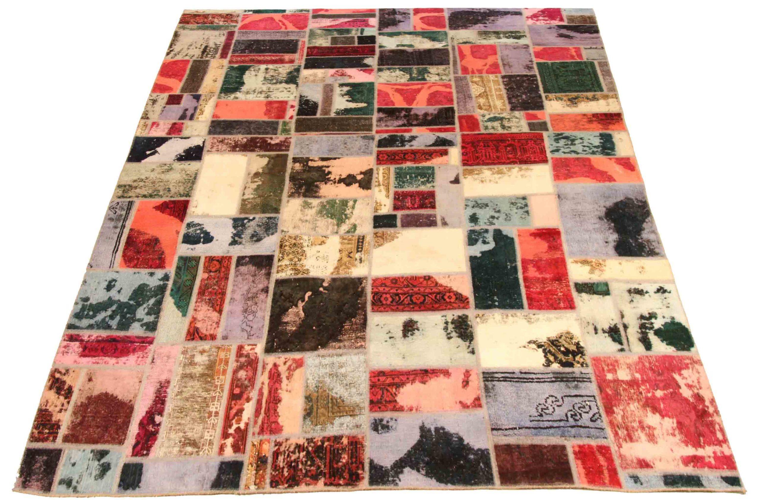 Découvrez l'élégance du Kilim persan, qui présente un magnifique travail d'artisanat dans les années 1880. Conçu avec une attention méticuleuse aux détails, ce design exclusif est parfait pour mettre en valeur votre espace.