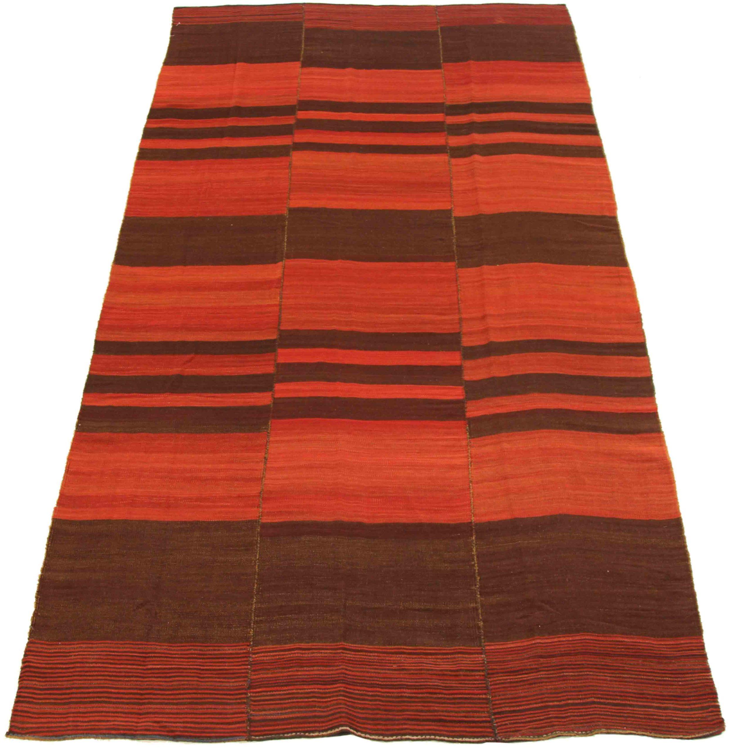Entdecken Sie die Eleganz des persischen Kelims mit seiner wunderschönen Handwerkskunst aus der Zeit um 1880. Dieses exklusive Design, das mit viel Liebe zum Detail entworfen wurde, ist perfekt, um Ihren Raum zu verschönern.