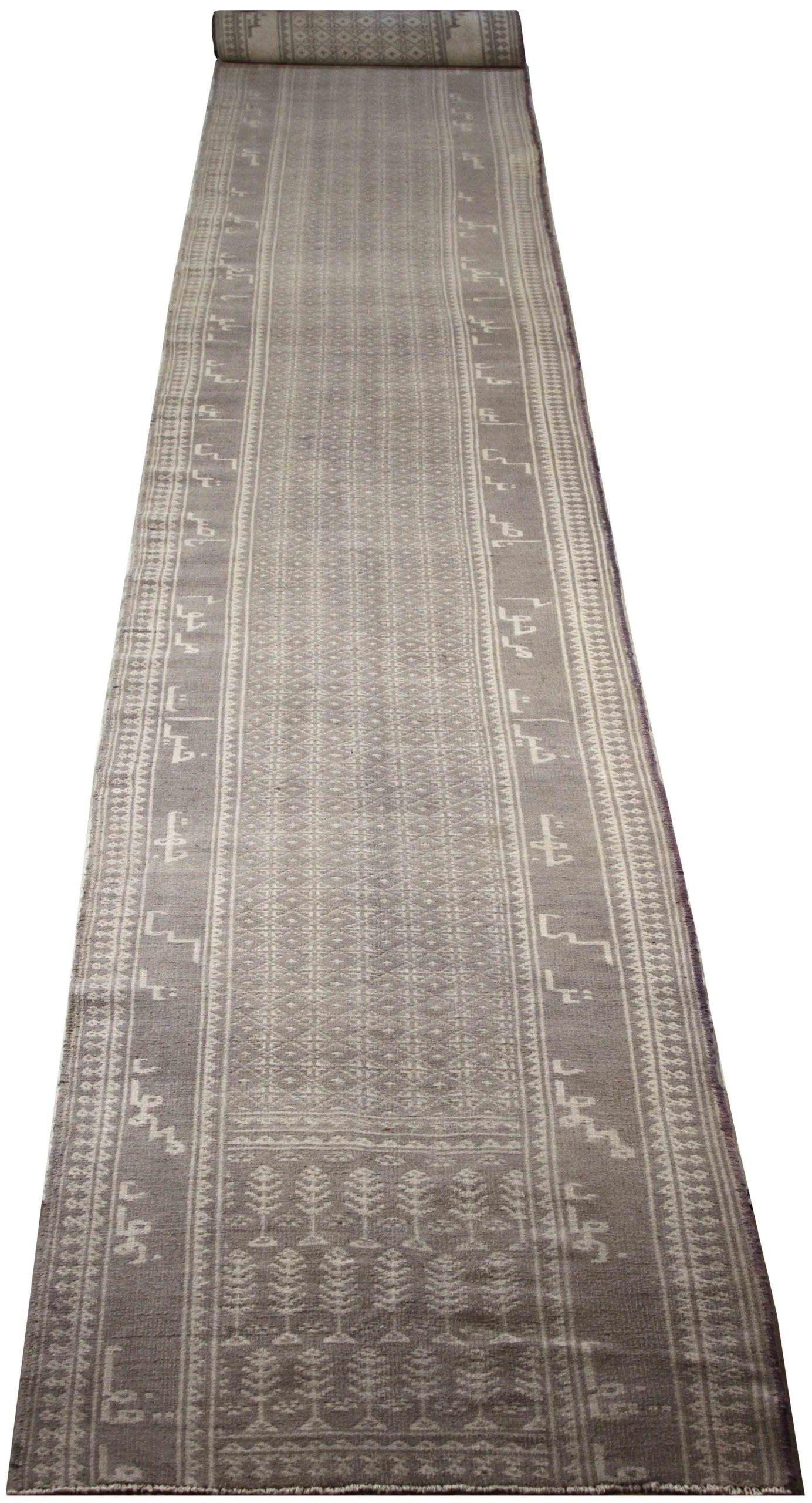 Découvrez l'élégance du Kilim persan, qui présente un magnifique travail d'artisanat dans les années 1880. Conçu avec une attention méticuleuse aux détails, ce design exclusif est parfait pour mettre en valeur votre espace.
