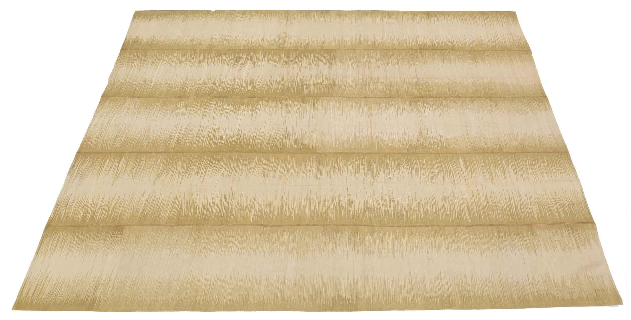 Entdecken Sie die Eleganz des persischen Kelims mit seiner wunderschönen Handwerkskunst aus der Zeit um 1990. Dieses exklusive Design, das mit viel Liebe zum Detail entworfen wurde, ist perfekt, um Ihren Raum zu verschönern.