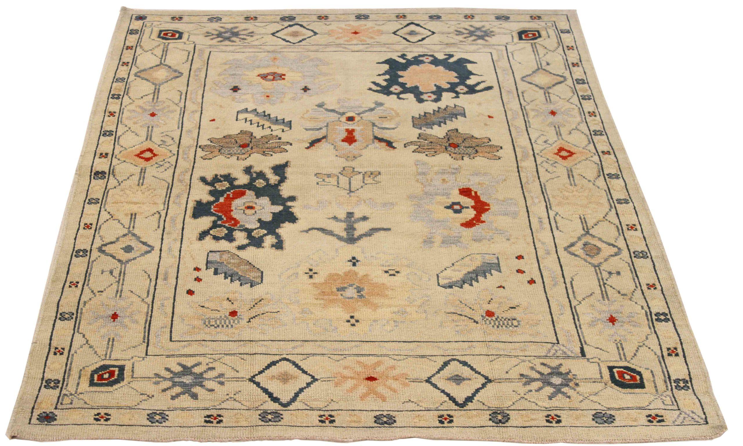 Découvrez l'élégance du Kilim persan, qui présente un magnifique travail d'artisanat dans les années 1990. Conçu avec une attention méticuleuse aux détails, ce design exclusif est parfait pour mettre en valeur votre espace.