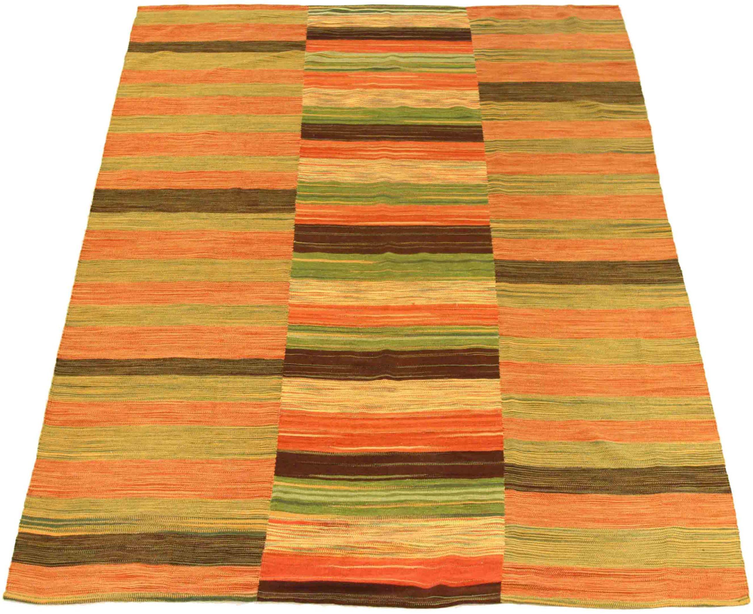Scopri l'eleganza del Kilim persiano, caratterizzato da una splendida lavorazione artigianale del 1990 circa. Progettato con una meticolosa attenzione ai dettagli, questo design esclusivo è perfetto per valorizzare il tuo spazio.
