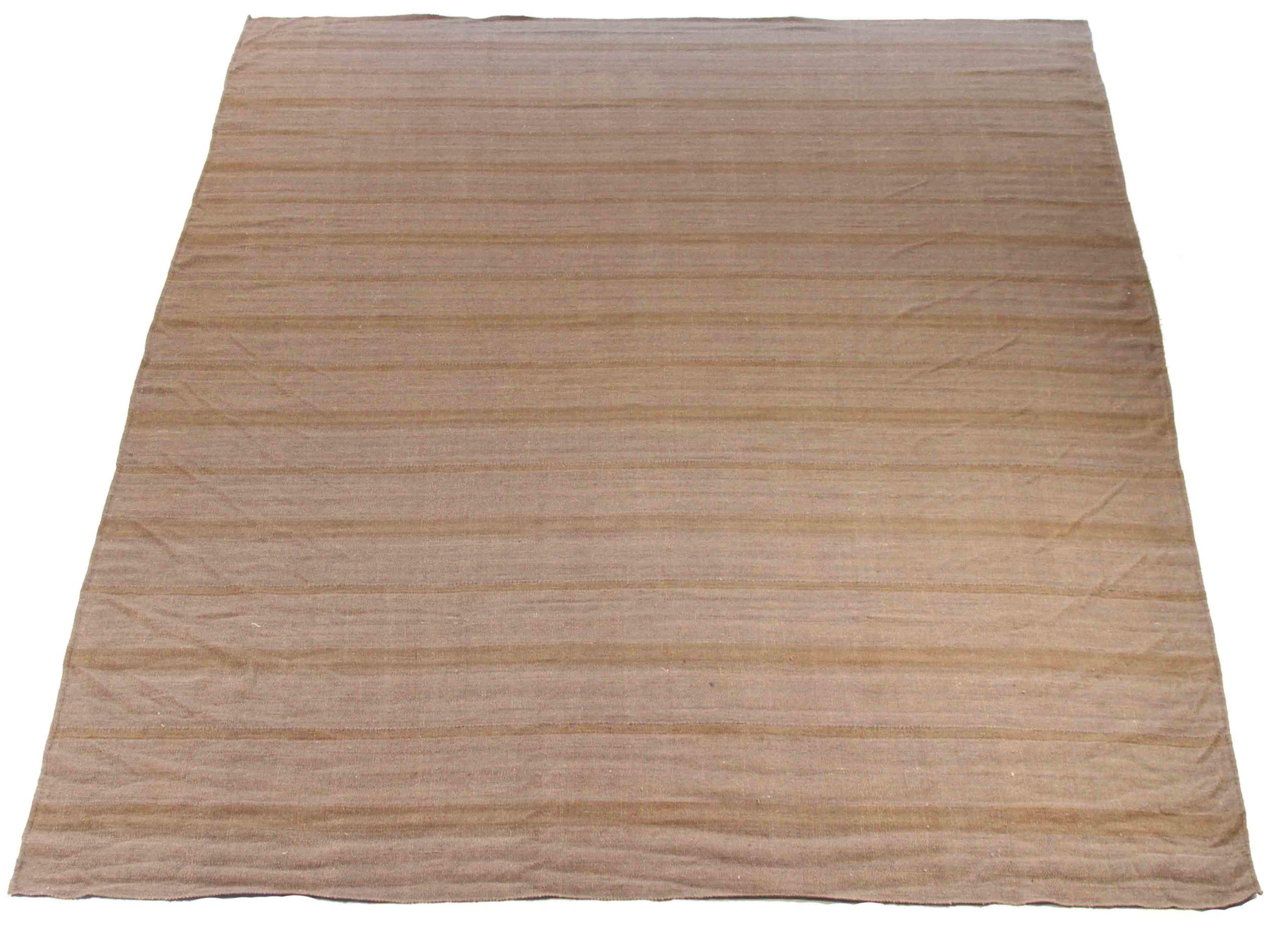 Découvrez l'élégance du Kilim persan, qui présente un magnifique travail d'artisanat dans les années 1990. Conçu avec une attention méticuleuse aux détails, ce design exclusif est parfait pour mettre en valeur votre espace.